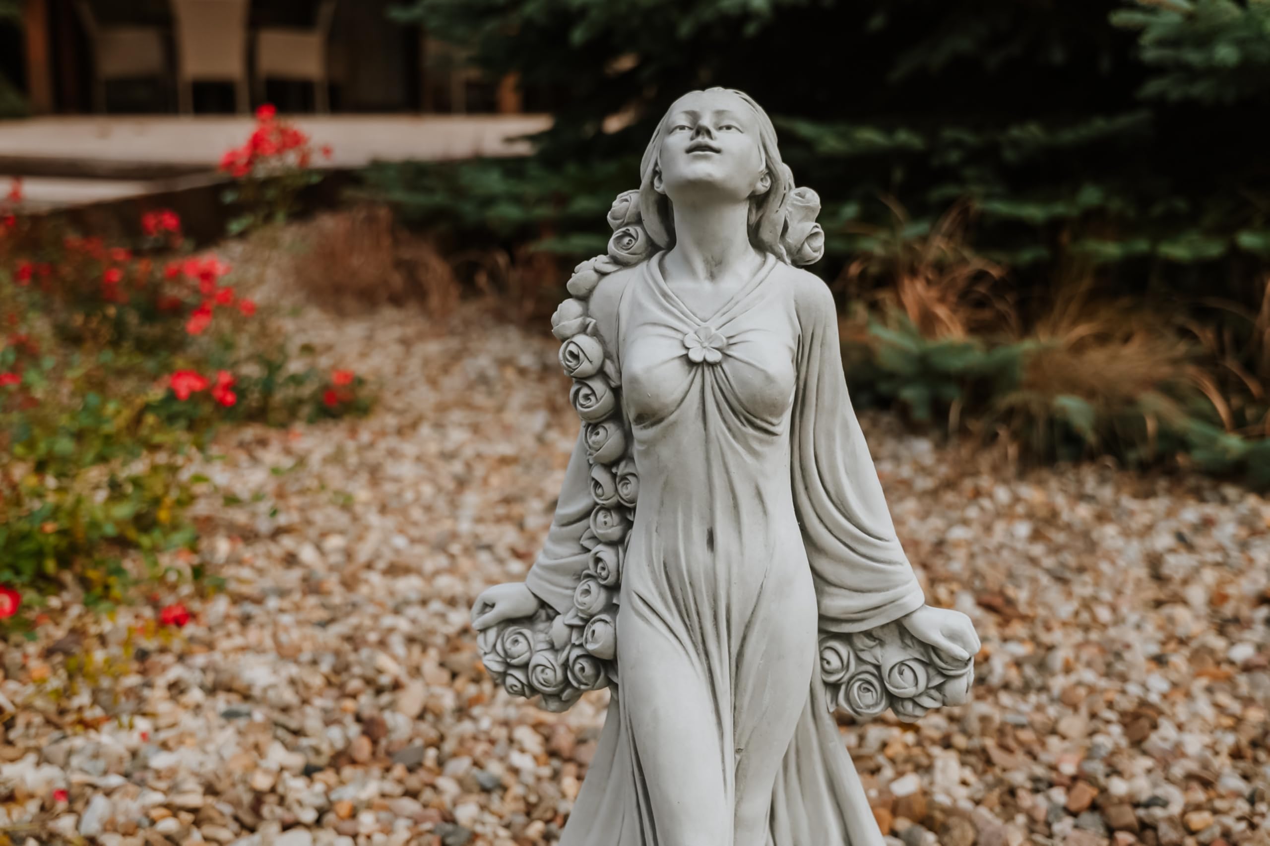 gartendekoparadies.de Statue Flora Gartenfigur, Steinguss, H. 78 cm, 34 kg, Römische Göttin mit Rosenranken, Gartendekoration für Terrasse und Blumenbeet, Frostsicher