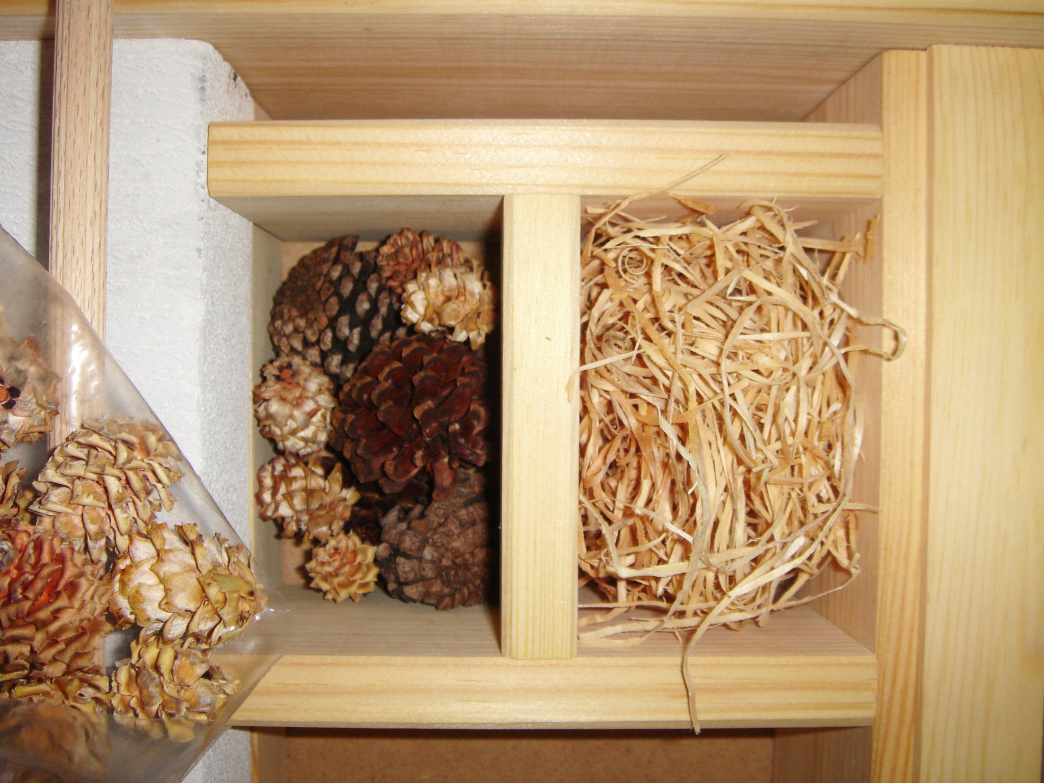 LUXUS-INSEKTENHOTELS 22634e "Weißer Palast" - Design Wildbienenhaus aus unbehandeltem Holz - hochwertige Nisthilfe für solitäre Wildbienen - Insekten Nisthöhle als Bausatz - 58 x 12 x 30 cm - Weiß