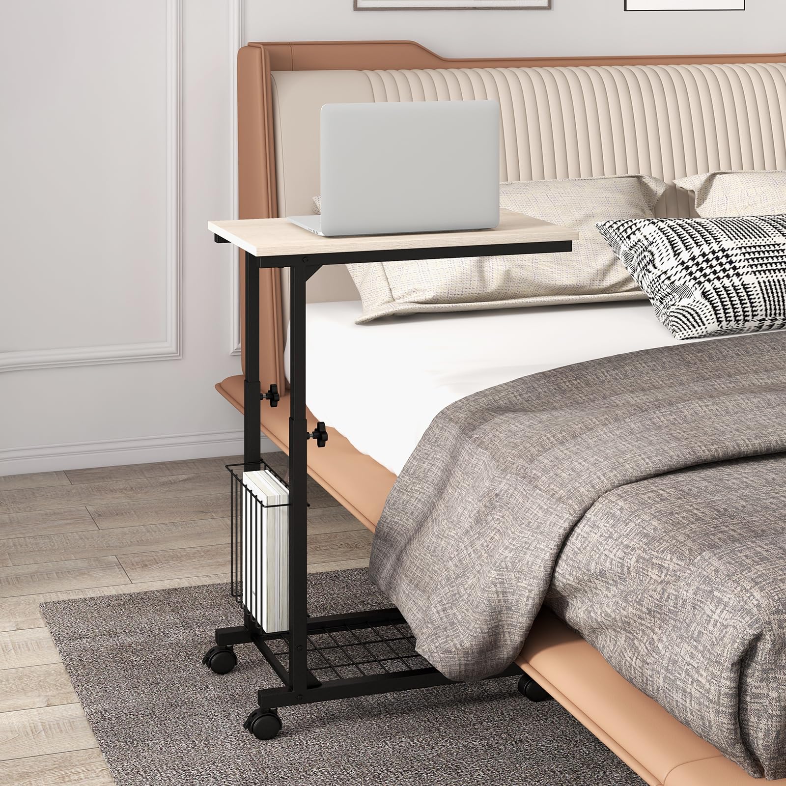 GIANTEX Mesa Auxiliar en Forma de C 50 x 30 cm con 4 Ruedas (2 con Freno), Altura Ajustable 58-80 cm, Cesto de Metal Lateral, Mesa Lateral para Dormitorio, Salón (Natural)