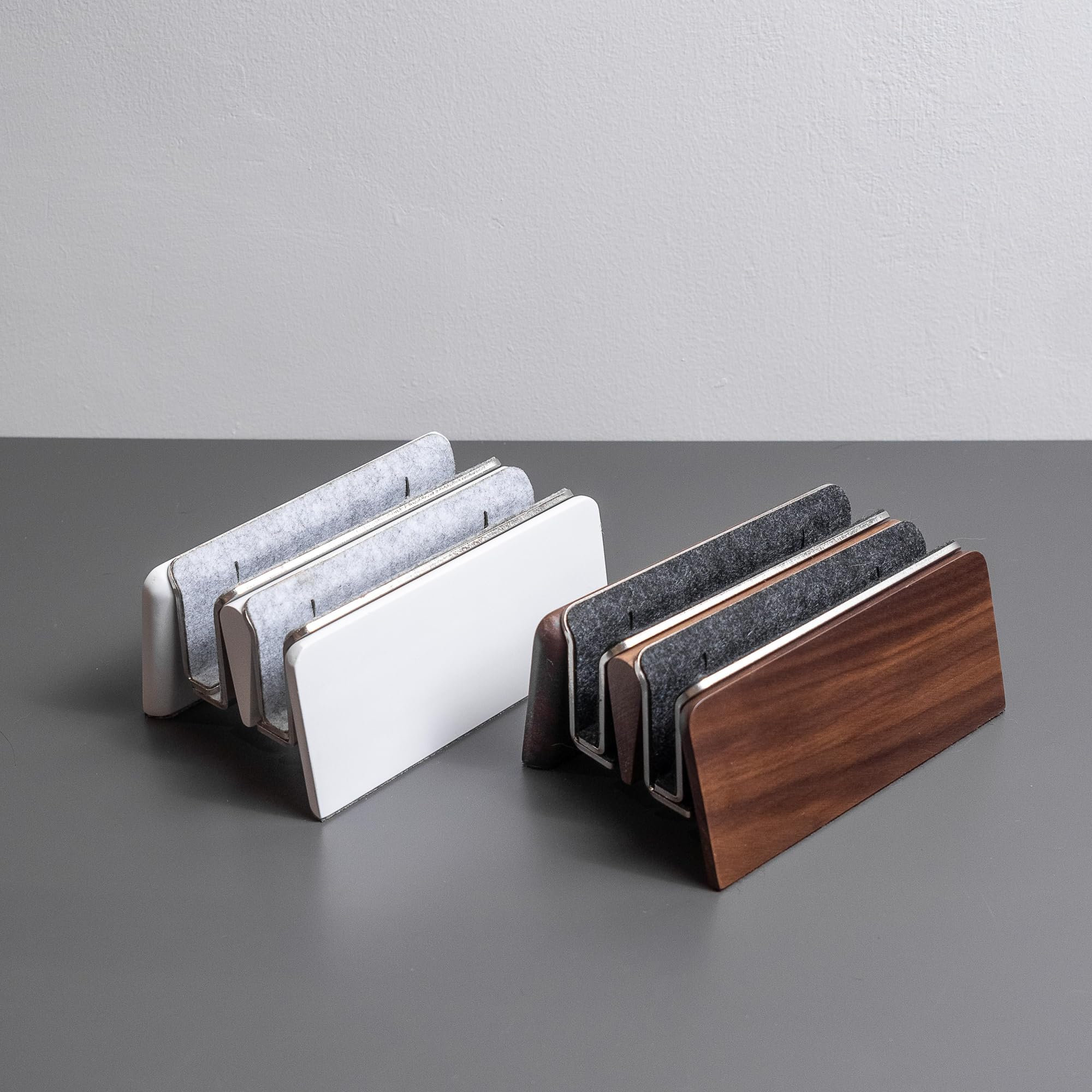 Raico Supporto verticale per computer portatile, regolabile, in legno bianco, a conchiglia, supporto per MacBook da scrivania, bianco opaco, doppio slot