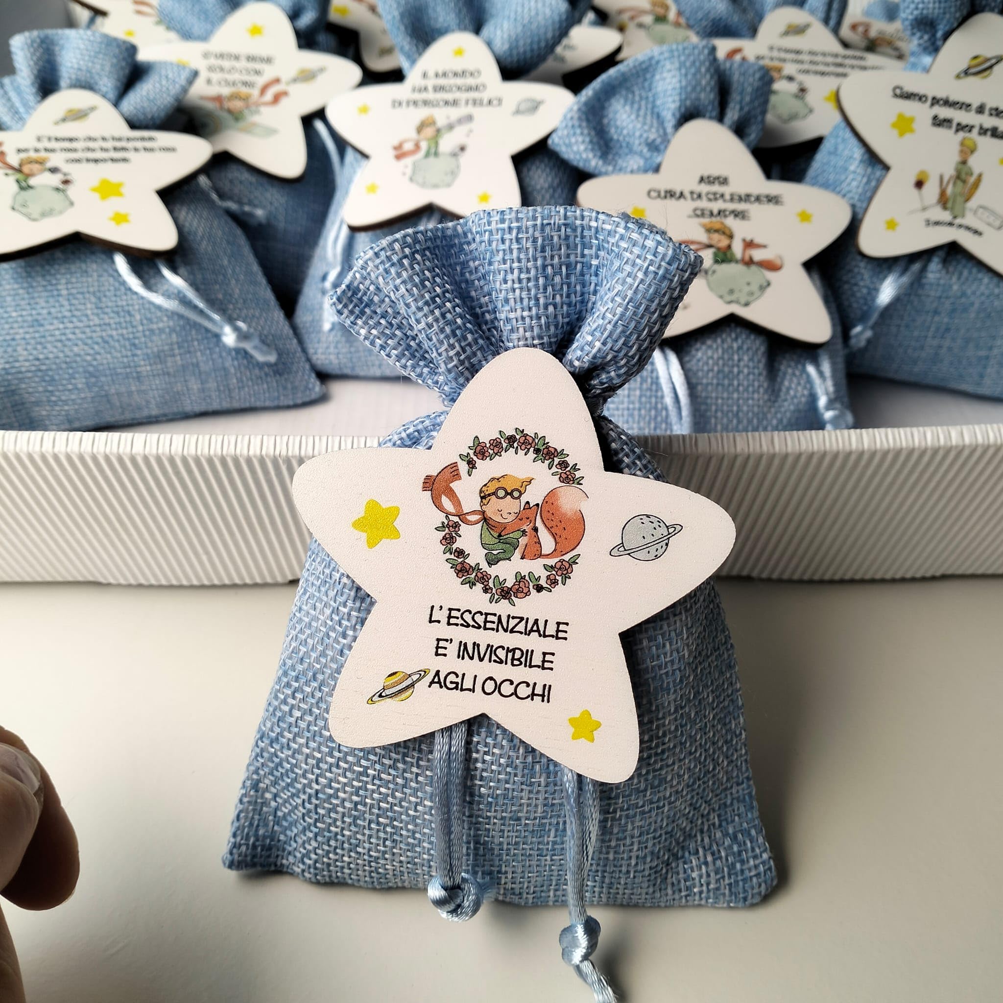 Magneti legno stellina con frasi motivazionali e disegni ispirati al Piccolo Principe – ideali per Bomboniere, sacchettini o segnaposto nascita, battesimo, comunione e cresima-KIT 8 PEZZI