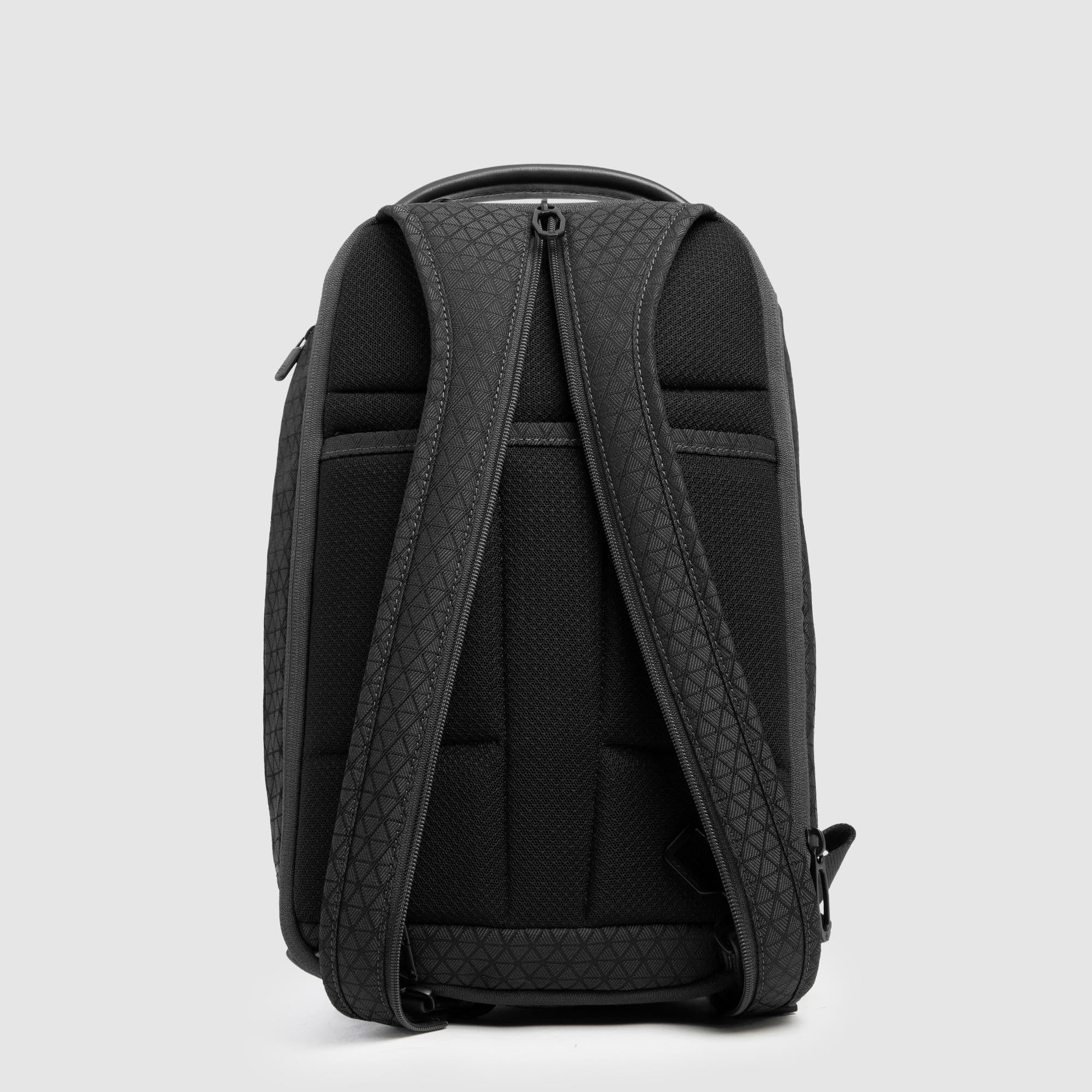 PIQUADRO Zaino monospalla uomo in tessuto riciclato | Aggancio per Trolley, Cinturino ergonomico, Vani organizzati, Elegante e Professionale, Ufficio, Uso quotidiano