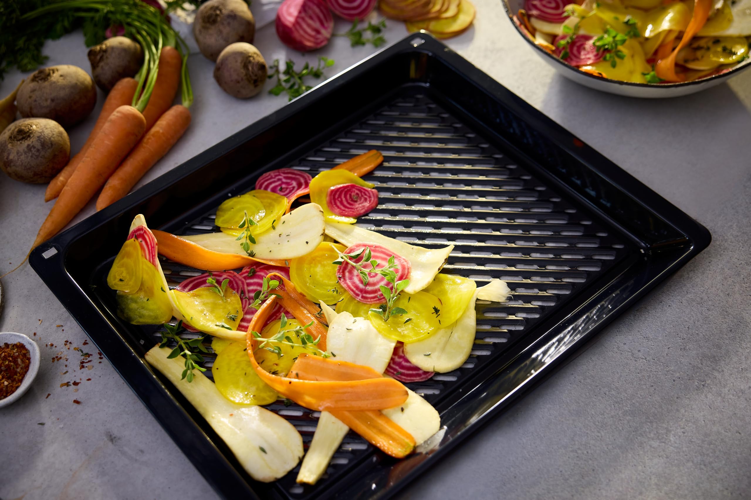 Bosch HEZ629070 Air Fry und Grillblech für Backofen, 34 x 455 x 375 mm, emaillierter Stahl, spülmaschinengeeignet, knuspriges Frittieren und Grillen mit wenig Öl, Zubehör für 60 cm & 45 cm Backöfen
