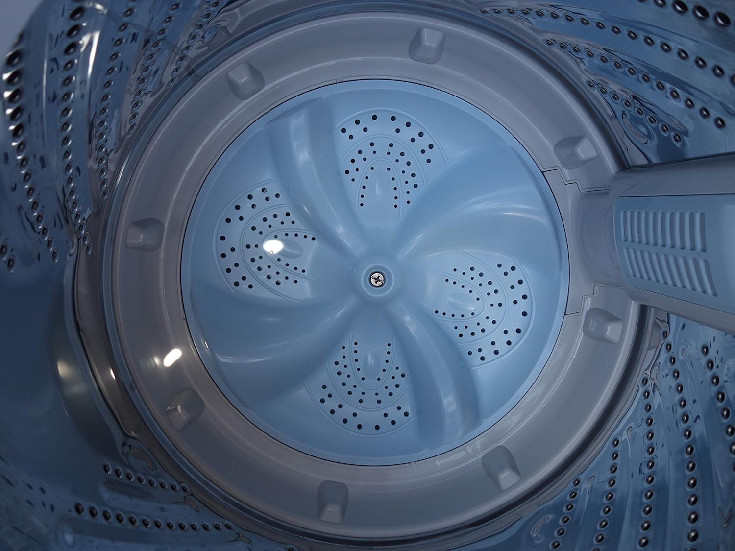 داخلي view of the stainless steel washing tub with pulsator