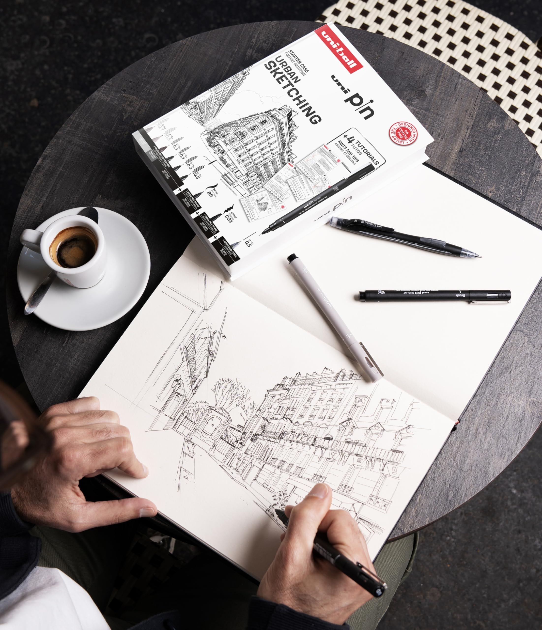 UNIBALL PIN, Urban Sketching 8 Feutres +1 Porte-Mines - Ecriture et Dessin | Uni Mitsubishi Pencil - Initiation à l'Urban Sketching : Pointes Calibrées et Brush, Porte-Mines Shalaku S + 4 Planches Tuto