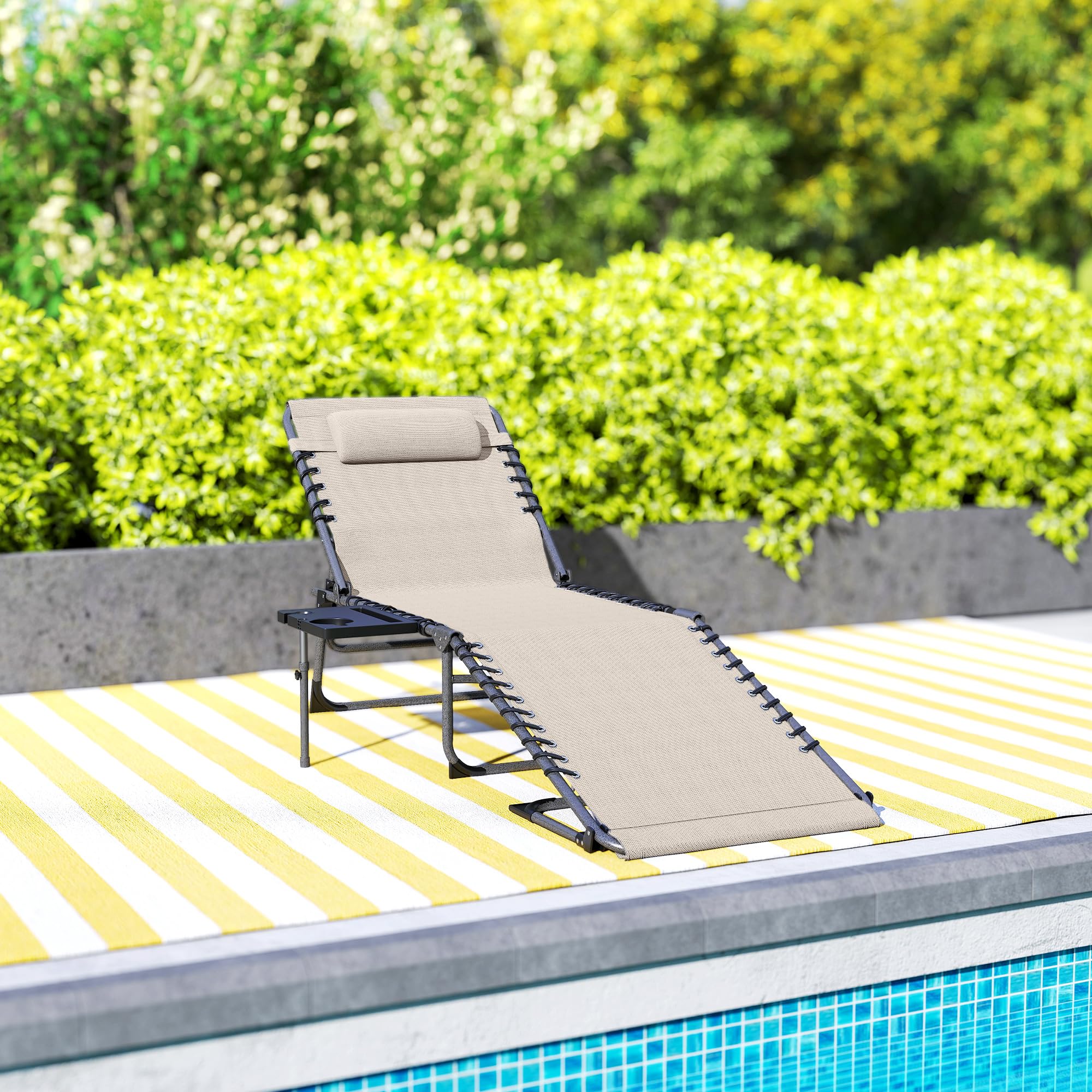 Outsunny Tumbona Plegable, Tumbona Jardín Exterior con Respaldo Ajustable, Reposacabezas, Bolsillo Lateral, Bandeja y Estructura de Acero, Carga 120 kg para Terraza Piscina Playa, 190x60x31 cm, Crema