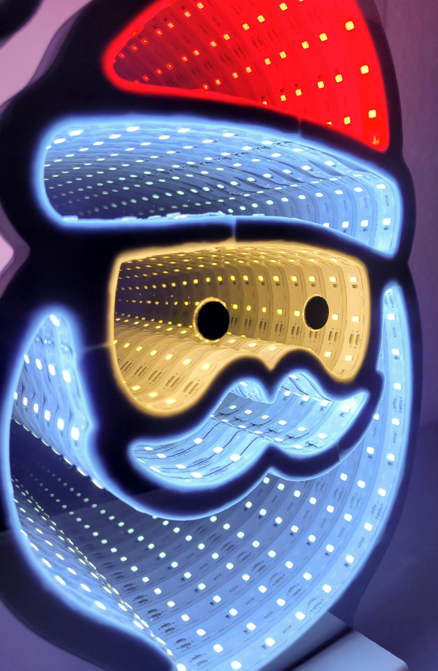 Brandsseller Weihnachtsbeleuchtung mit Infinity-Effekt 28,5x7x40 cm - LED Dekofigur aus Kunststoff, Timer 6/18h, 3m Kabel, moderne Weihnachtsdeko für Innen - Weihnachtsmann