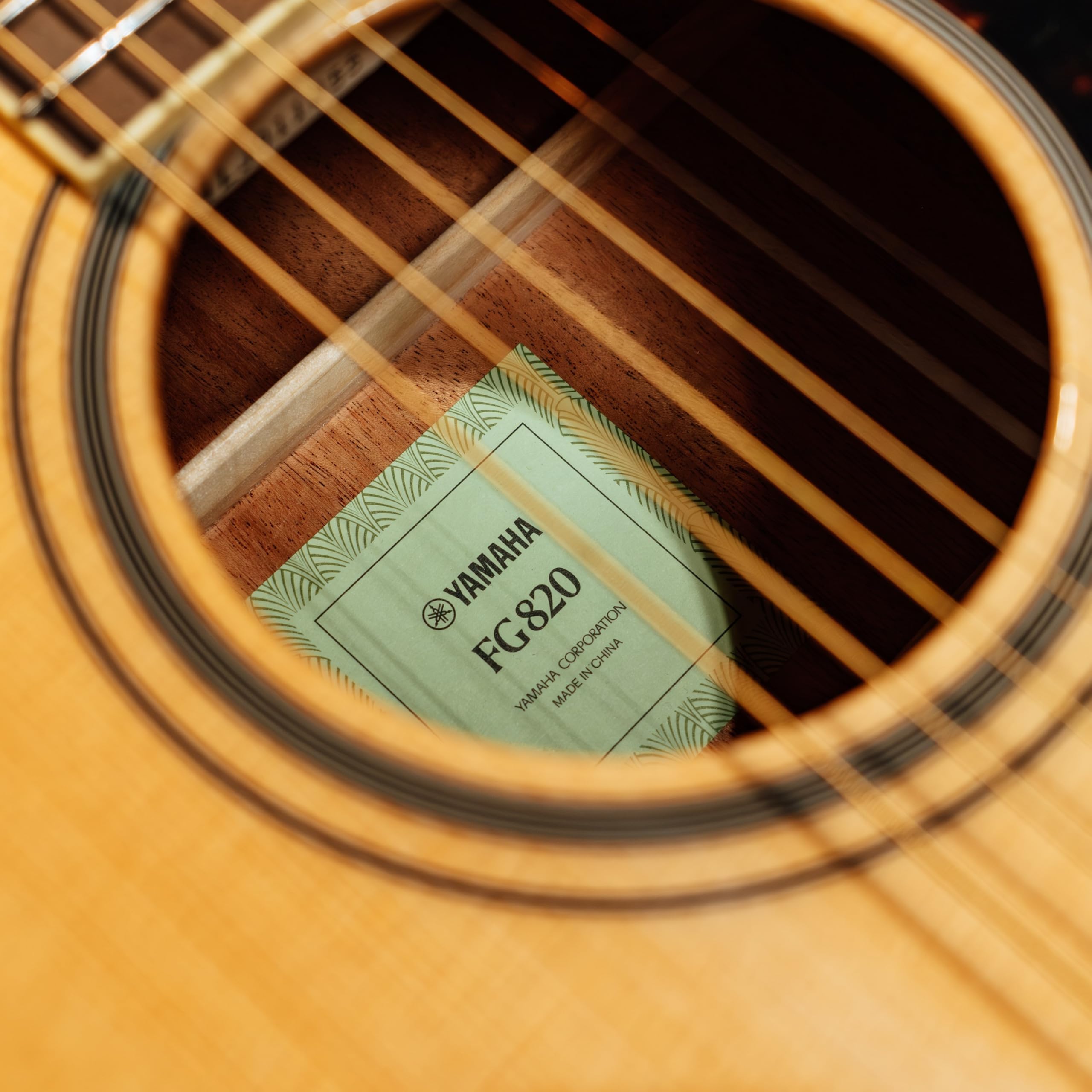 YAMAHA FG820 Gitara akustyczna - Dreadnought w standardowym rozmiarze, kamerton 24,96", solidny świerk, mahoń tył i boki, podstrunnica palisandru, struny stalowe - naturalne