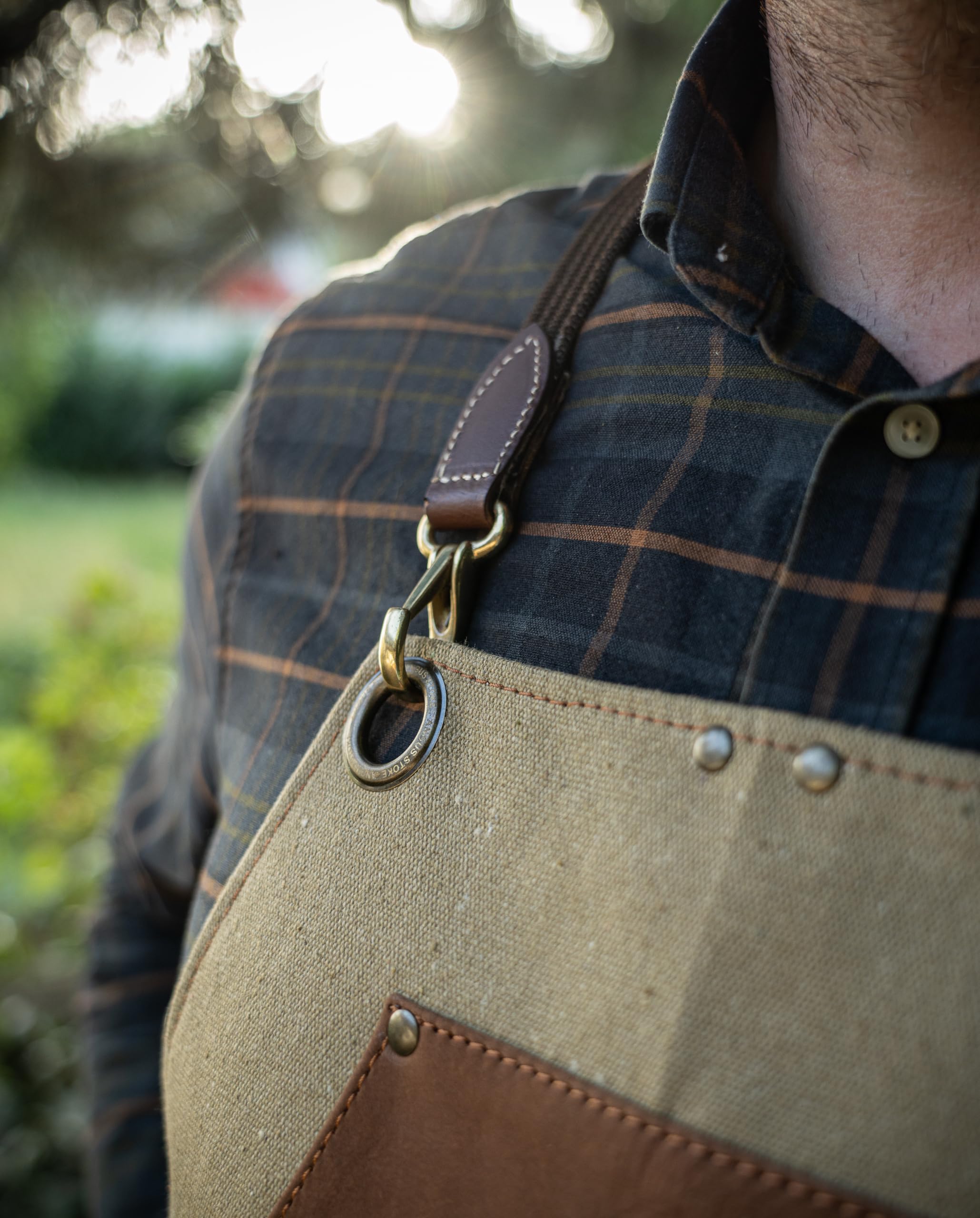 Angus Stoke Grillschürze aus hochwertigem Canvas & Echtleder – variable Kochschürze mit hochwertigen Leder-Riemen – Schürze für Küche, BBQ & Barista - Simon