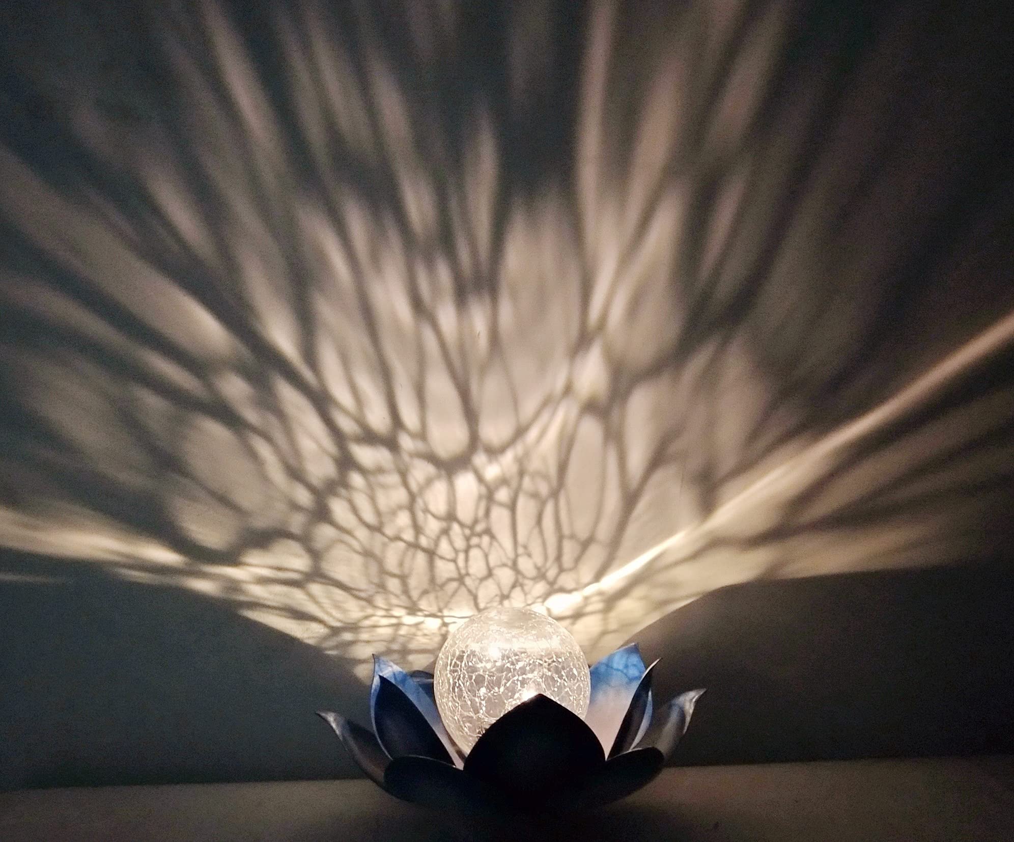FOREVER Lampe Solaire Lotus Bleu – Lumière Chaude 3000K – 600 MAh – Décoration Jardin Extérieur Étanche