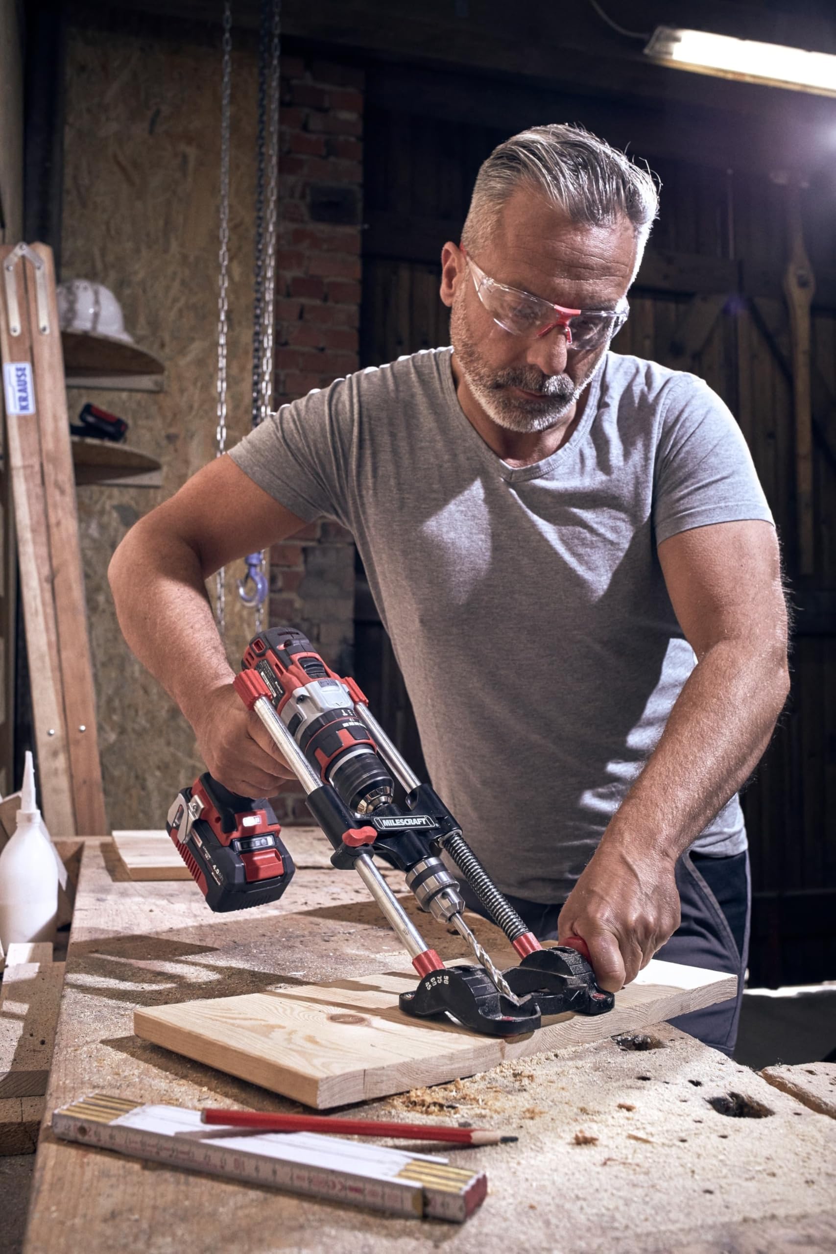 kwb Mobiler Bohrständer mit Bohrfutter, für präzises Bohren, Einstellbare Winkelarretierung, für Flächen und runde Werkstücke, Manuell, Standard, Grau
