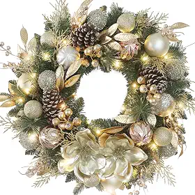 Chrisxiao Guirlanda de Natal de 61 cm para porta da frente, guirlanda de Natal com 50 luzes de LED brancas quentes, decorada com bolas douradas, pinhas e detalhes dourados para decoração de férias