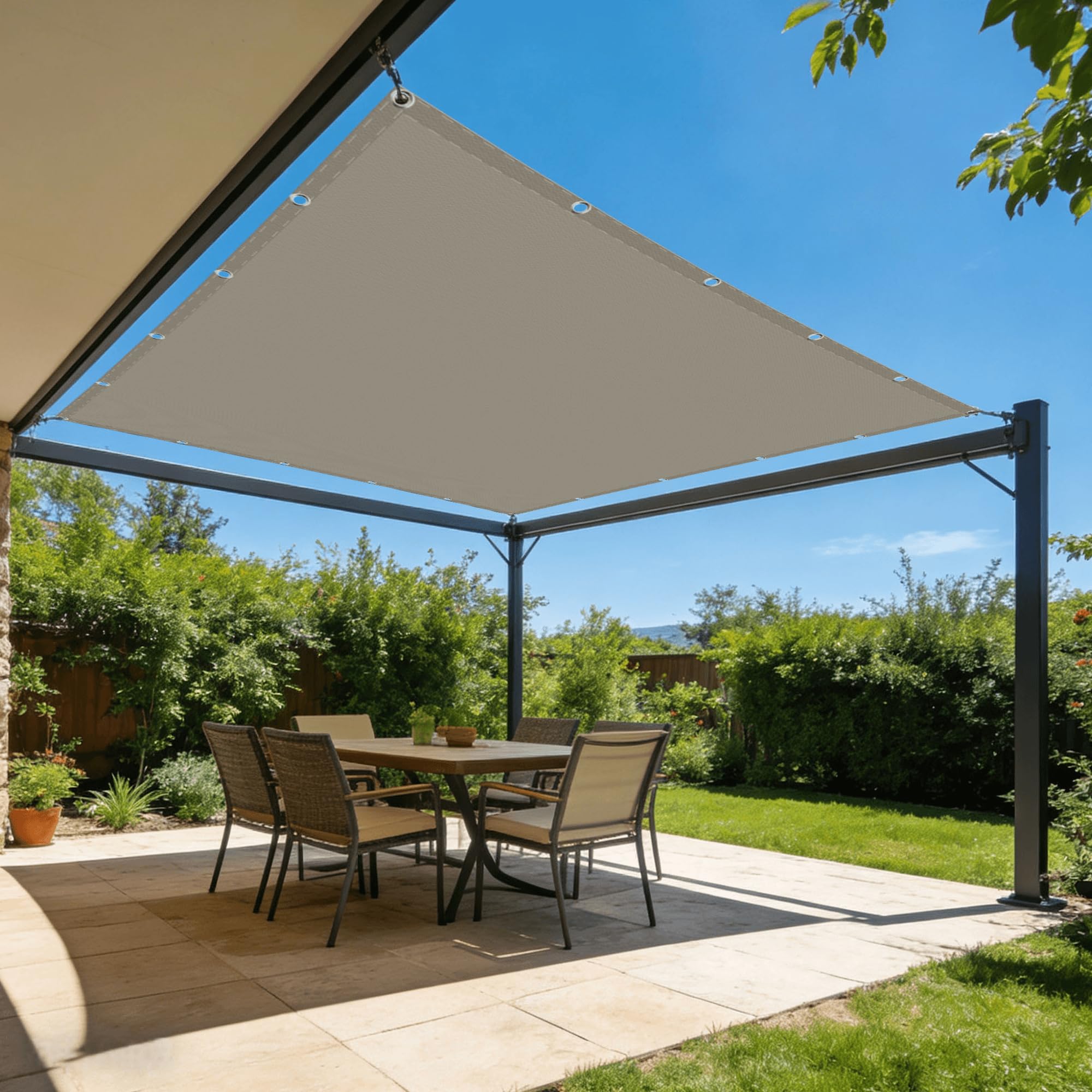 Voile d'ombrage de balcon pour créer un coin d'ombre cocooning sur votre terrasse taupe