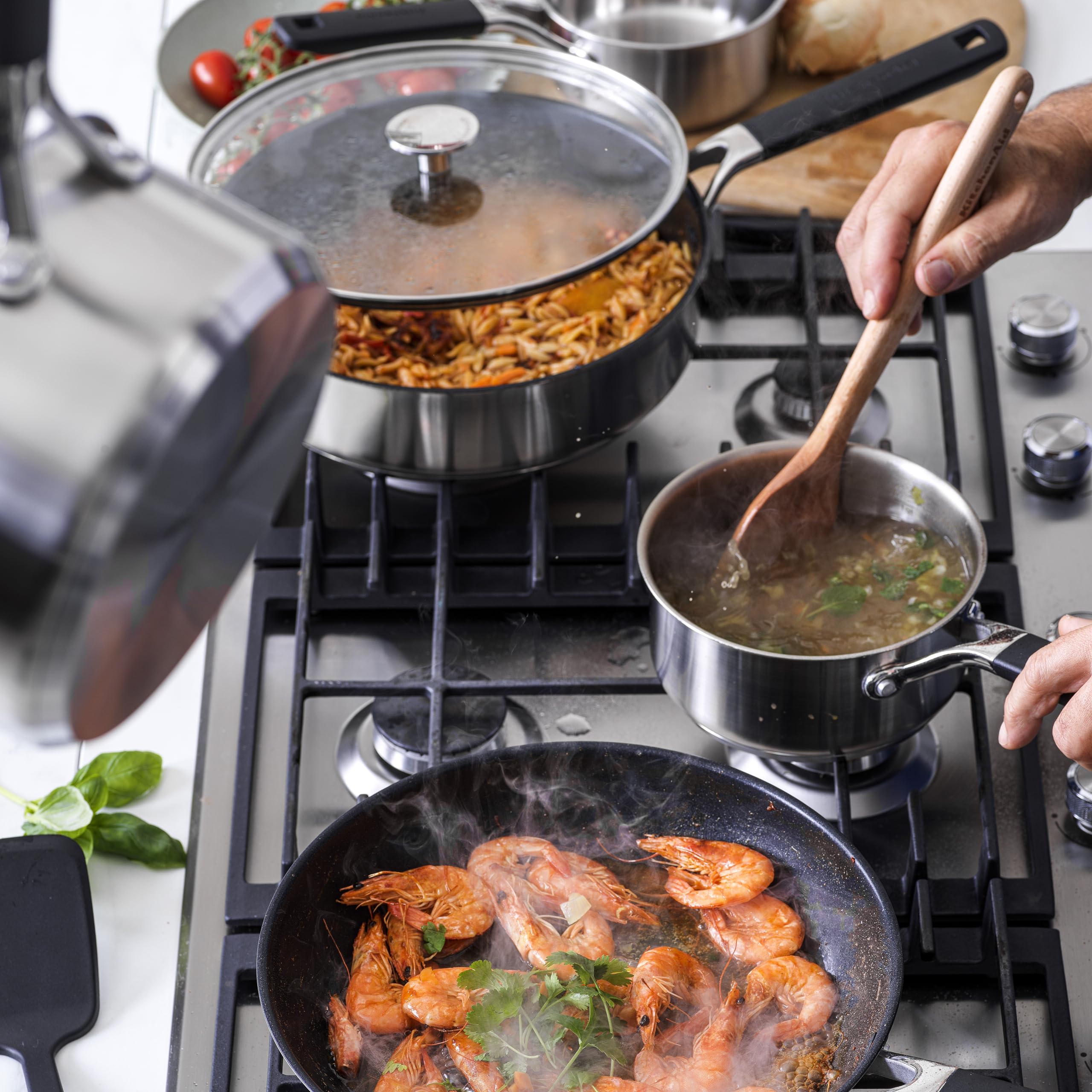KitchenAid Classic Stainless Steel Sauteuse en Acier Inoxydable Sans PFAS Céramique Saine Antiadhésive 26 cm/3.6 L avec Couvercle en Verre,Clad,Induction,Poignée Stay-Cool,Au Four jusqu'à 160°C,Argent