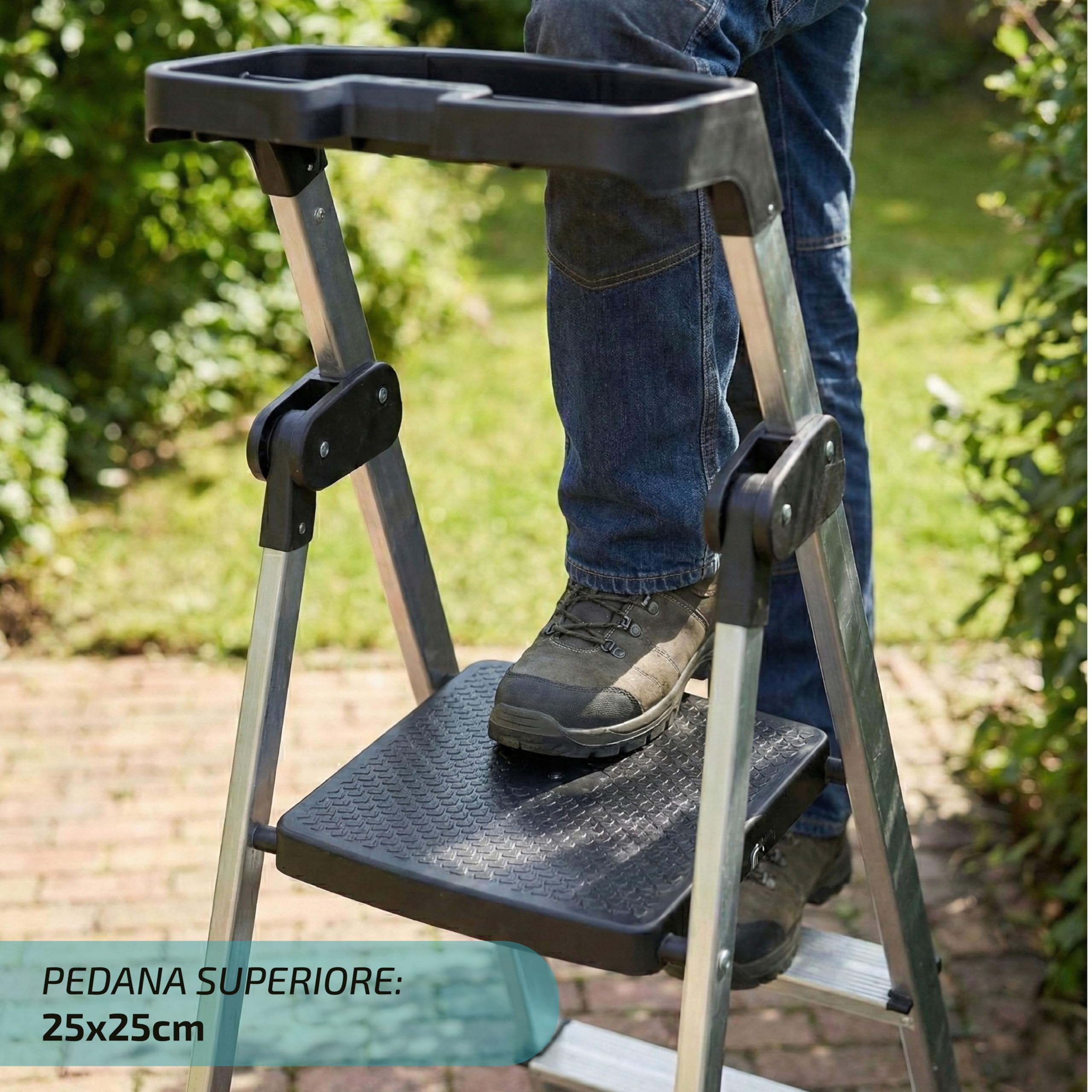 Scala Pieghevole in Alluminio a 3 Gradini con Portaoggetti Integrato || EN-131 || Portata 150kg || Scaletta Domestica Antiscivolo, Stabile e Leggera, con Vassoio Portautensili per Casa e Fai da Te