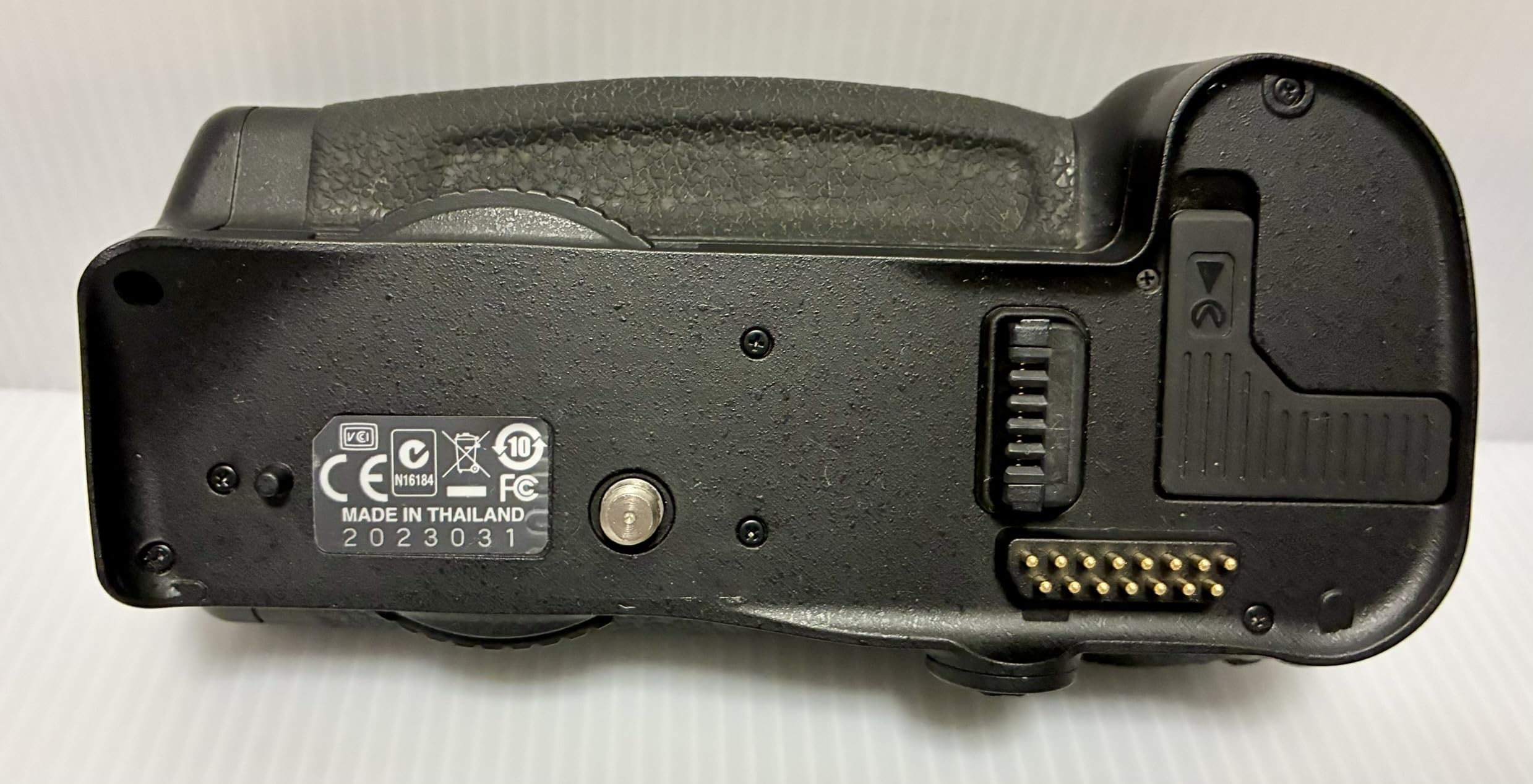 Amazon | Nikon マルチパワーバッテリーパック MB-D10 | カメラ用
