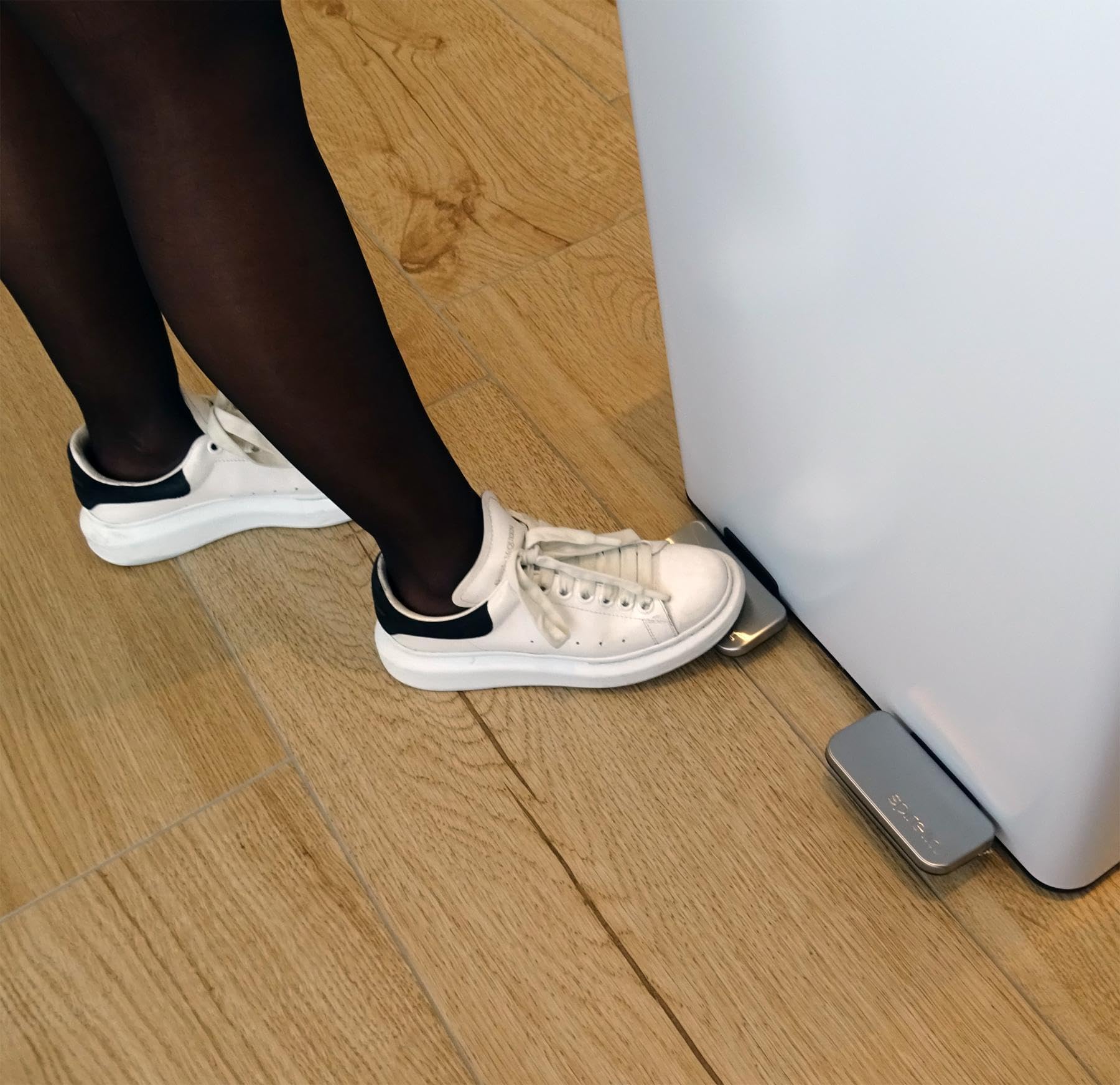 Spirella - Contenedor de reciclaje de cocina con pedal de 60 l (2 x 30 l) - Modelo Aliya - Acero inoxidable cepillado - Tapa de cierre suave - Cubos extraíbles - Asas laterales - Blanco mate