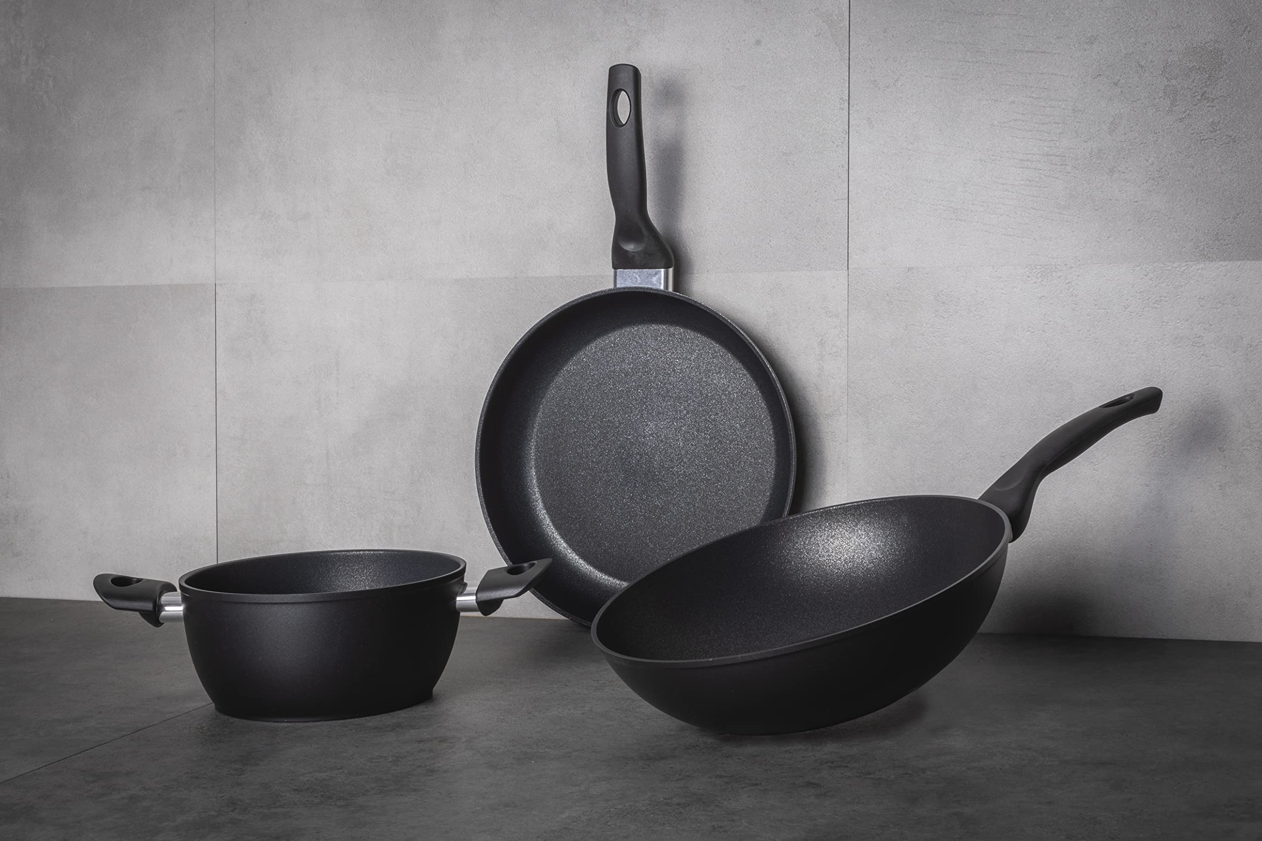 Barazzoni, Dolomitica Extra Black Wok ø28 cm, pojemność 3,5 l, kute aluminium, 5-warstwowa powłoka wewnętrzna Marmotech, indukcyjna, wyprodukowano we Włoszech