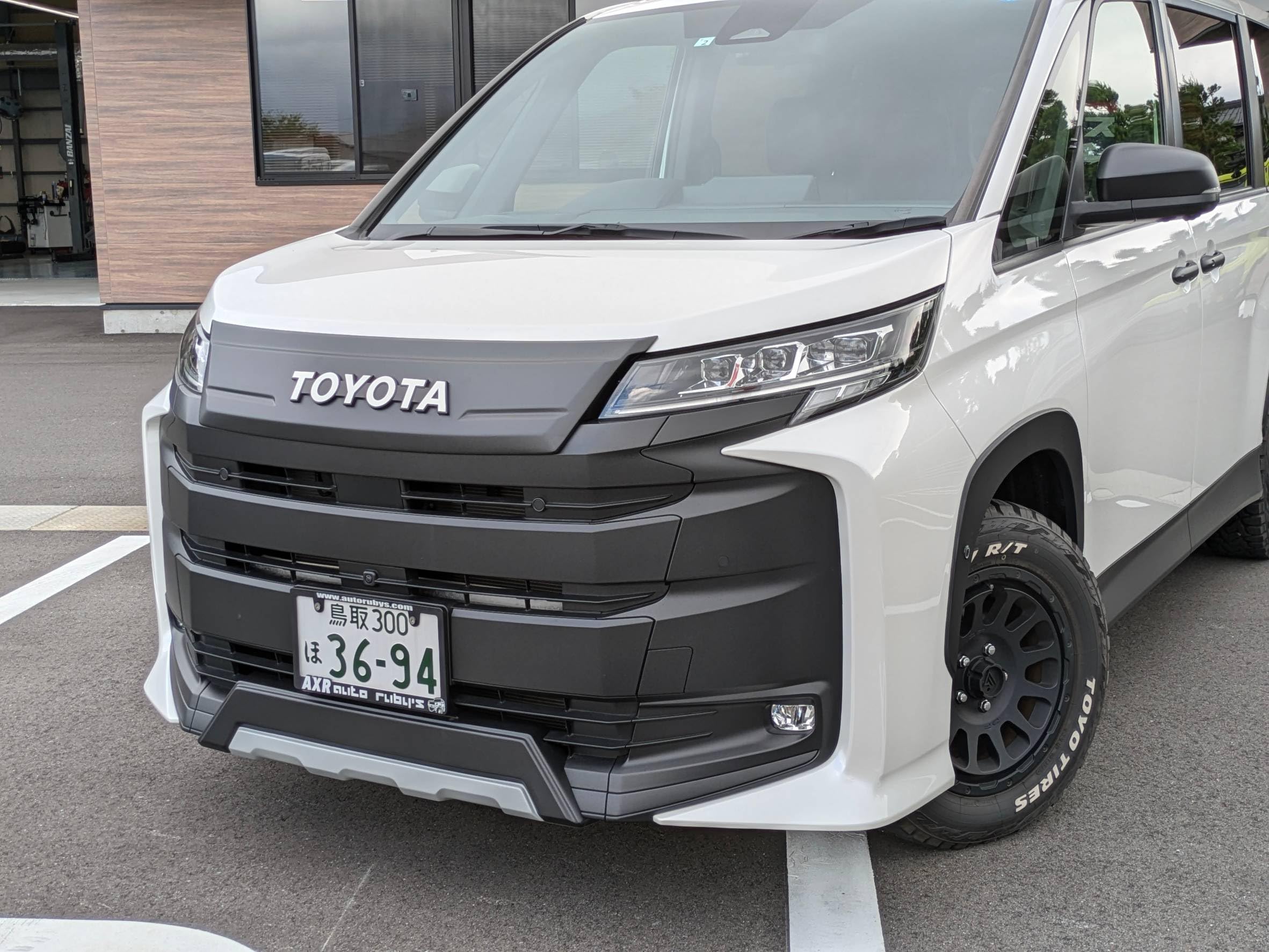 トヨタ 90系 新型 ノア 純正 2025年4月製造分フロントグリル Amazon | オートルビーズ(autorubys) / トヨタ 90系ノア用 フロント