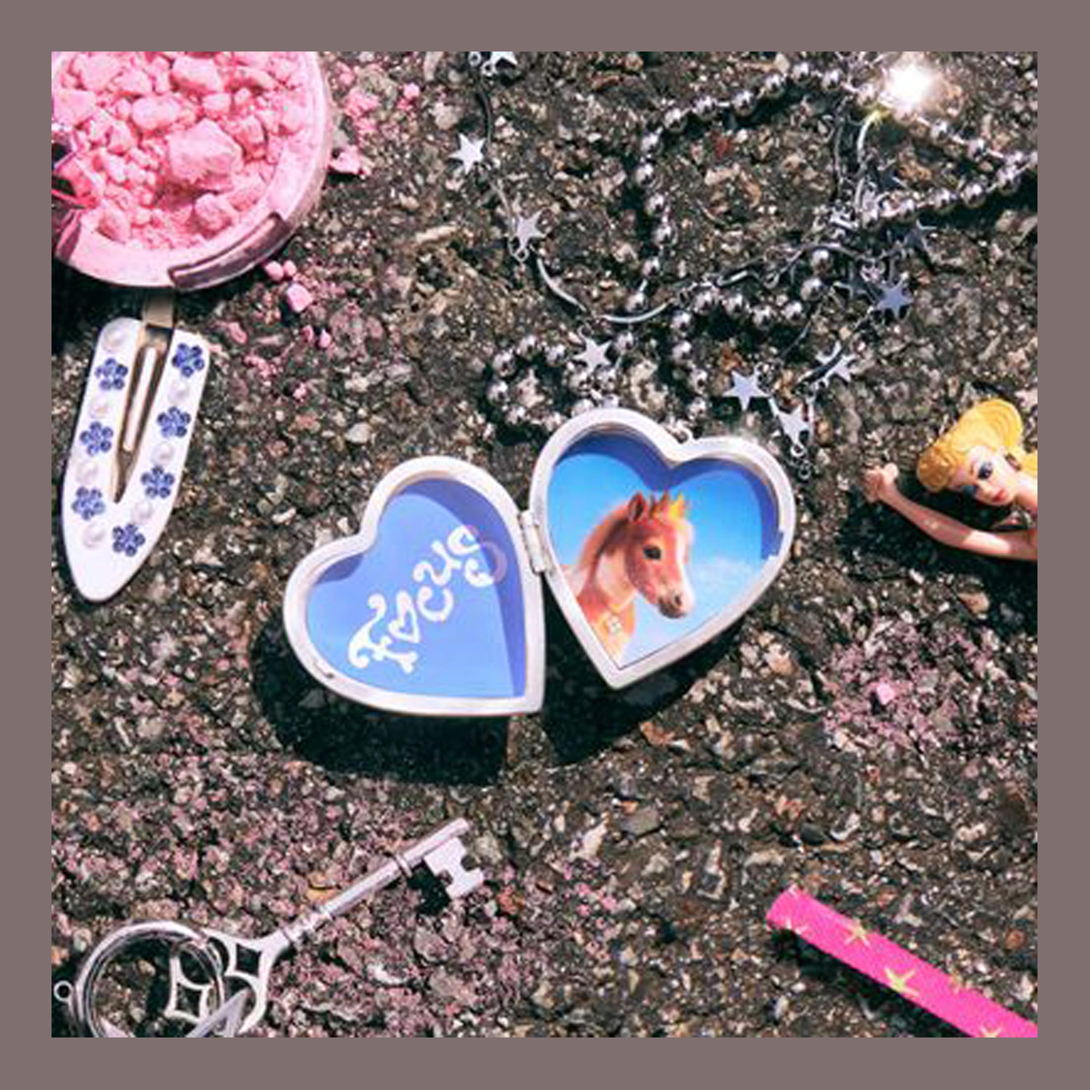 Amazon.com: Hearts2Hearts FOCUS 1st Mini Album (Photobook - C Ver