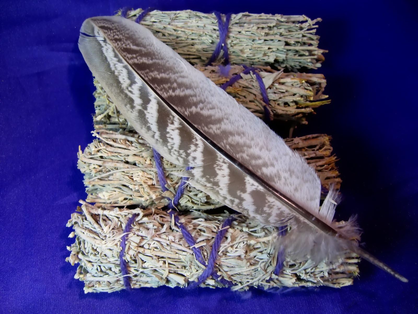 INS003F Sage Sticks for Smudging 10cm Set of Four (4) Plus Smudge Feather