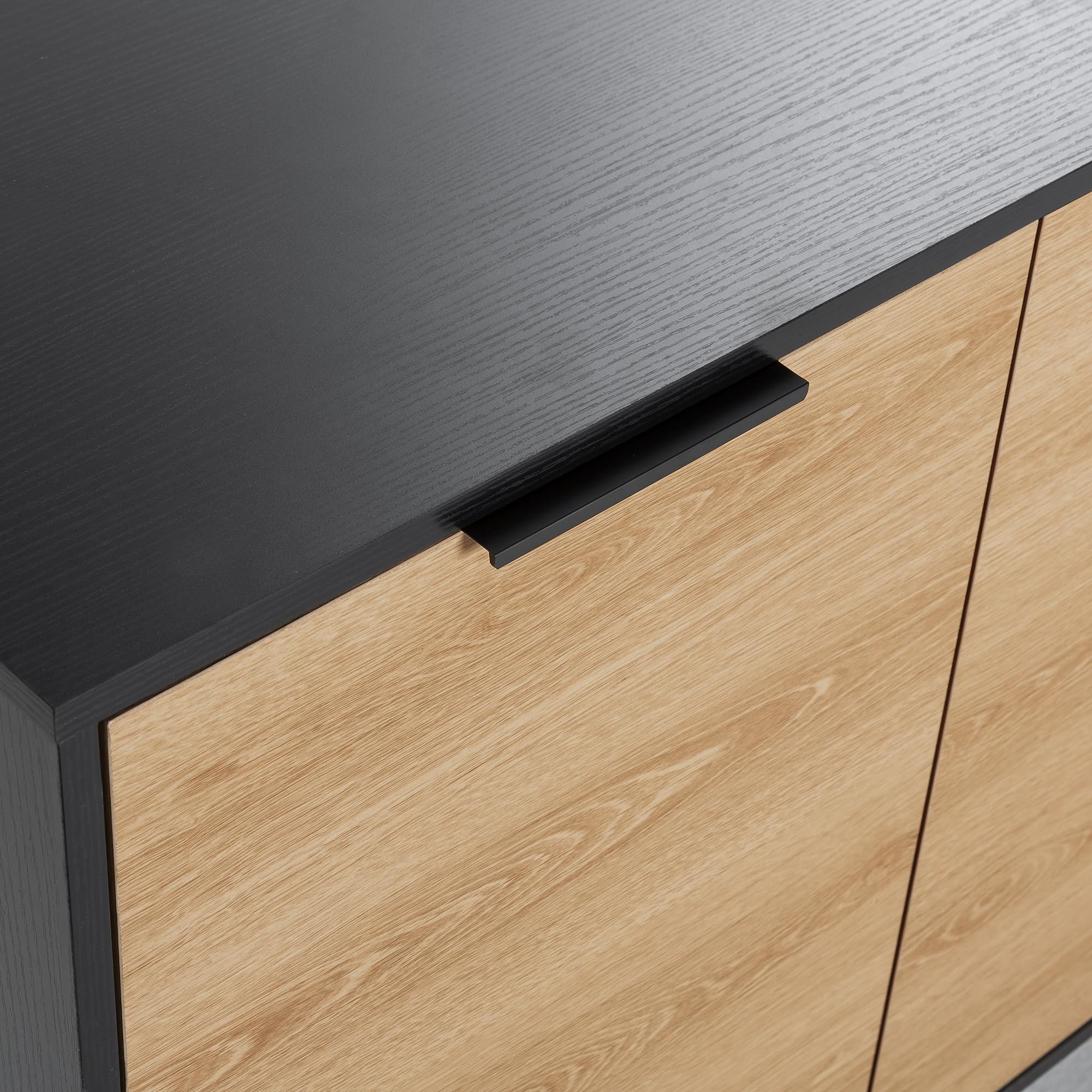 HOMN LIVING Aparador Kalma 3 Puertas, Color Negro Cepillado y Madera, 136 cm (Ancho) 40 cm (Profundo) 76 cm (Altura)