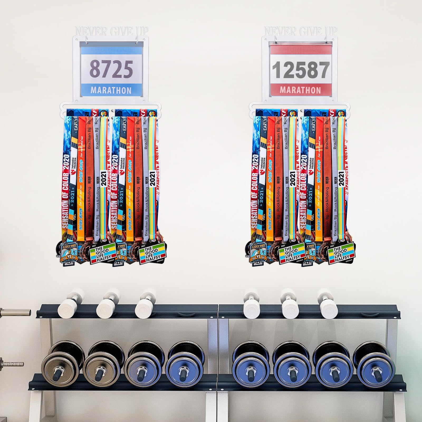 Moxweyeni Soporte para medallas de carreras y babero, soporte para medallas para colgar en la pared, soporte para medallas con soporte para babero, regalos para corredores (blanco)