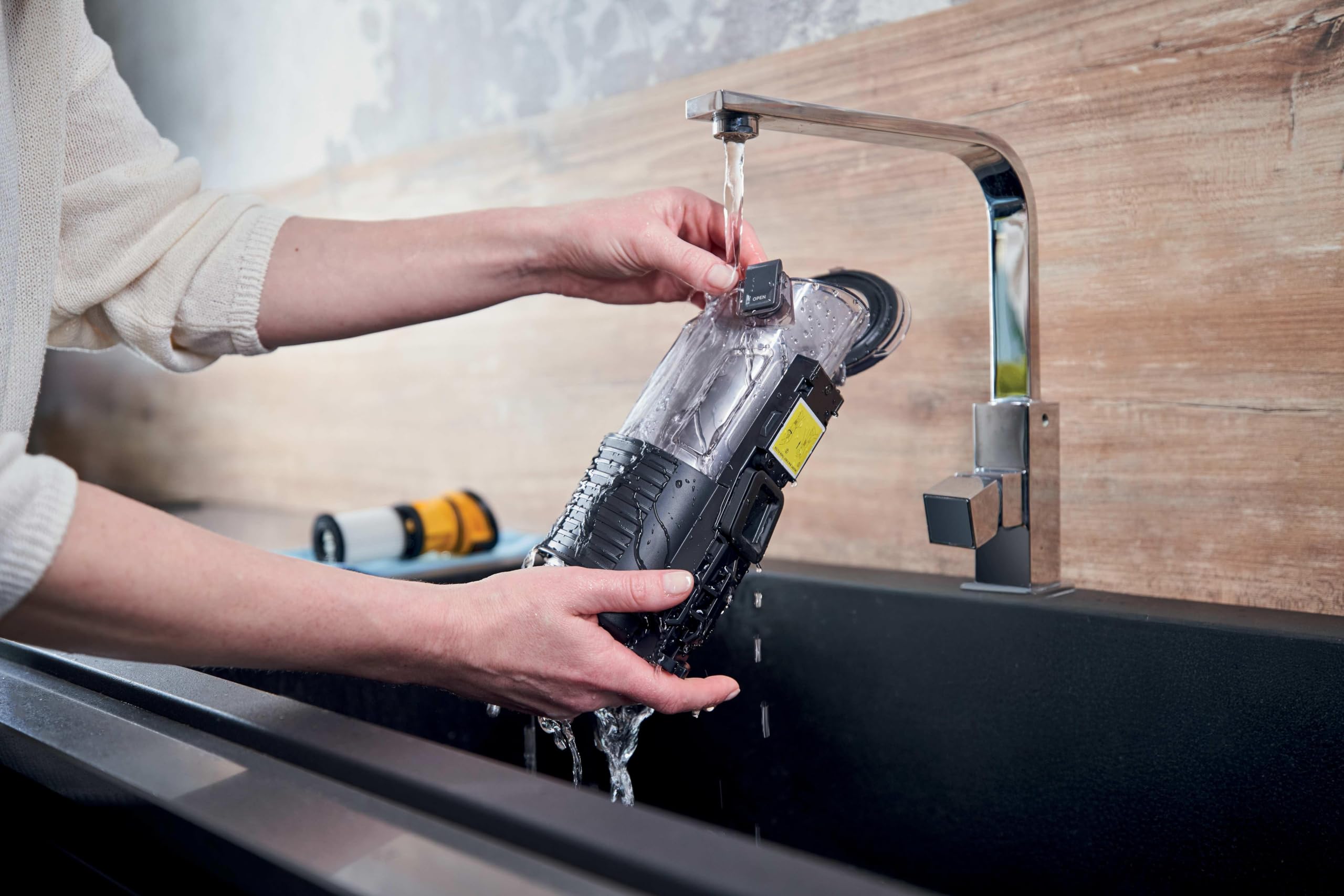 Hoover HF2 Home Aspirapolvere Senza Fili, 50 AirWatt, Autonomia fino a 45 Minuti, Batteria Removibile 14V, Spazzola Motorizzata con LED, Anti-Twist, Ultra Leggero, Nero HF210HP 011