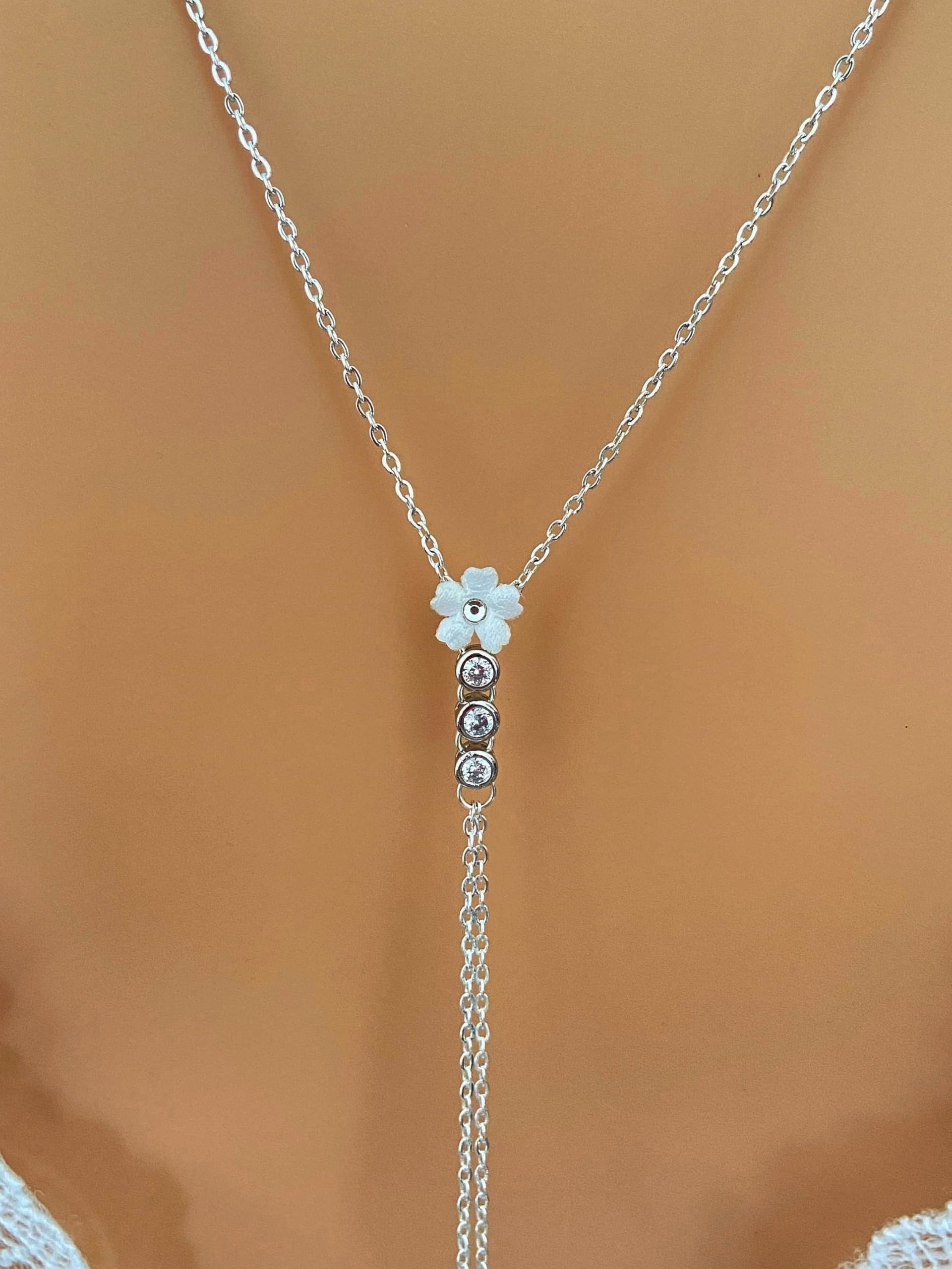 Collier de dos pour mariée fabriqué en France, mini fleurs satin, strass et chaine acier argentée