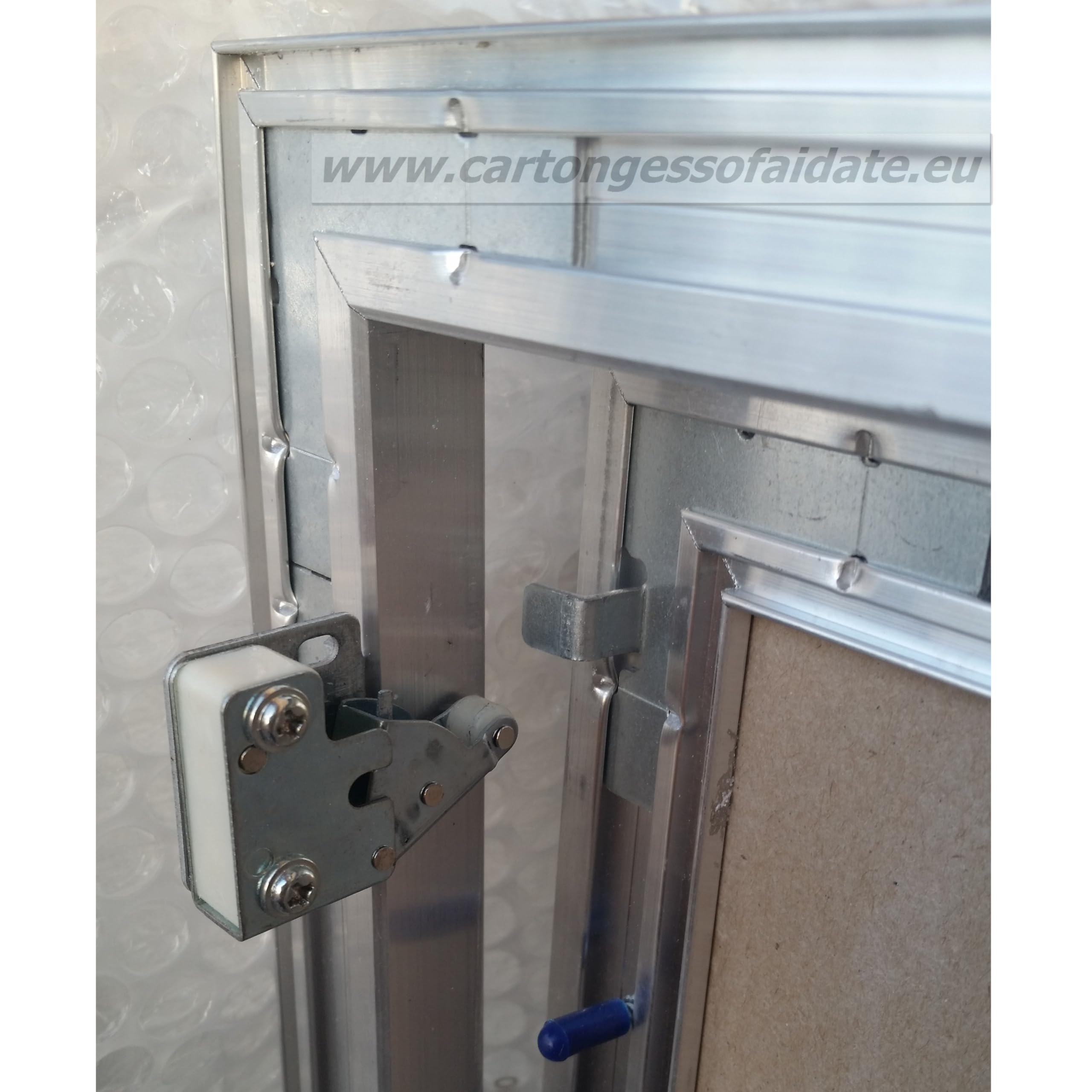 Kit Completo Push Pull per Botole Ispezione, Mini Latch L001C + Clip a Gancio ABS, Meccanismo Apertura a Pressione Senza Maniglia, Telaio Cartongesso Sportelli - 2 mini chiavistelli e 2 snap a gancio