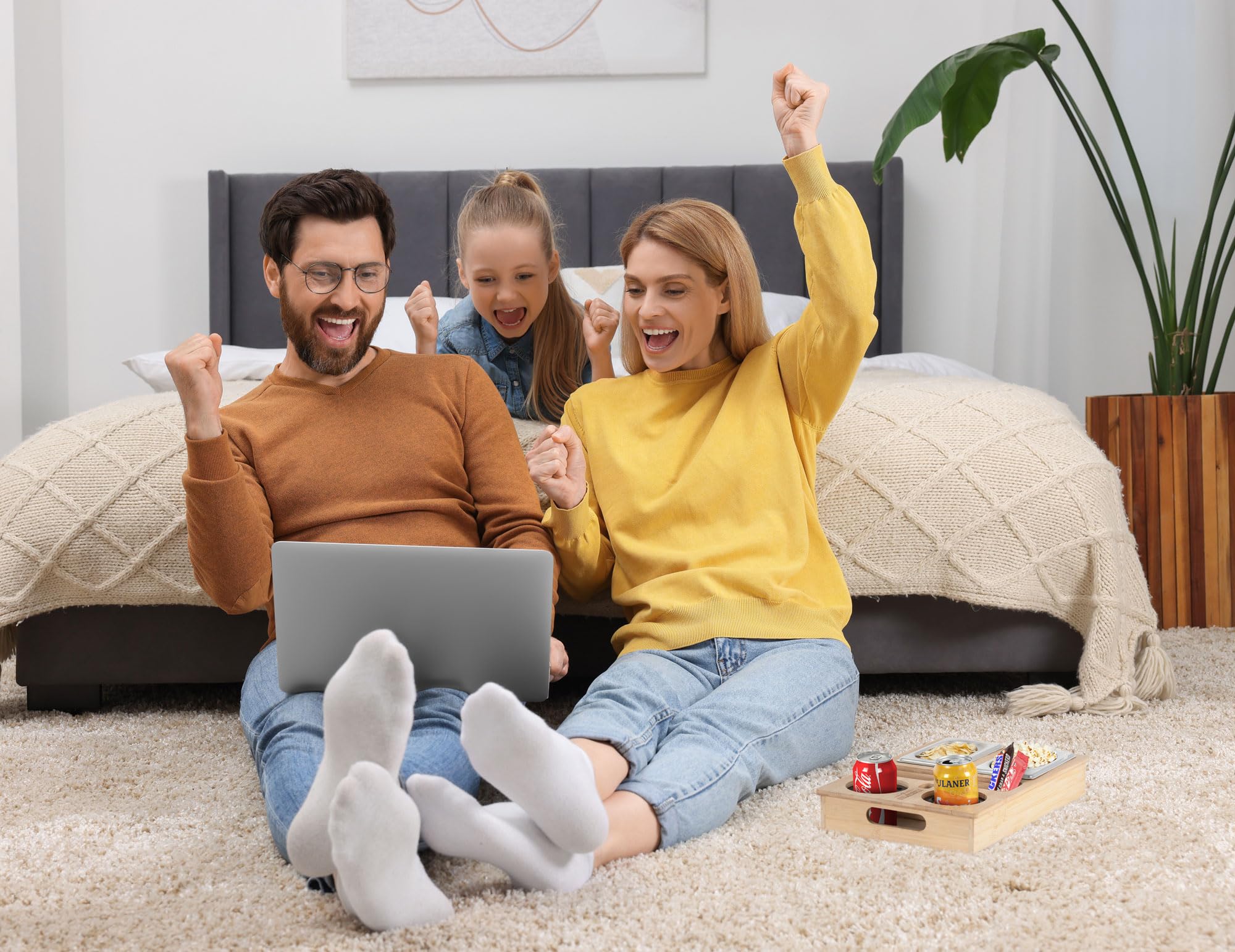 Stagecaptain CBW-45 NT Couchbar - Snackbar aus Bambus für Wohnzimmercouch - Praktische Griff-Aussparungen - 7 Staufächer für z. B. Snacks und Getränke sowie Flaschenöffner - Becherfixierung aus Gummi
