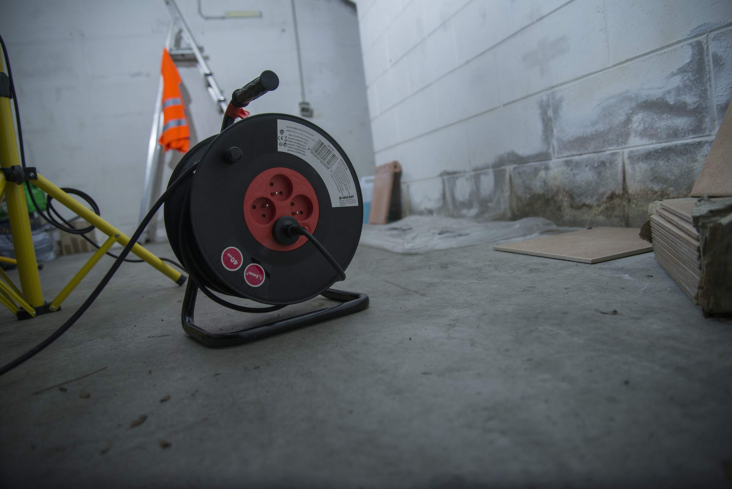 Velamp REEL-FR-40 Rallonge Prolongateur électrique 40 m avec enrouleur 4 Prises 16 A section 3G1,5 mm² + coupe-circuit. Noir et Rouge