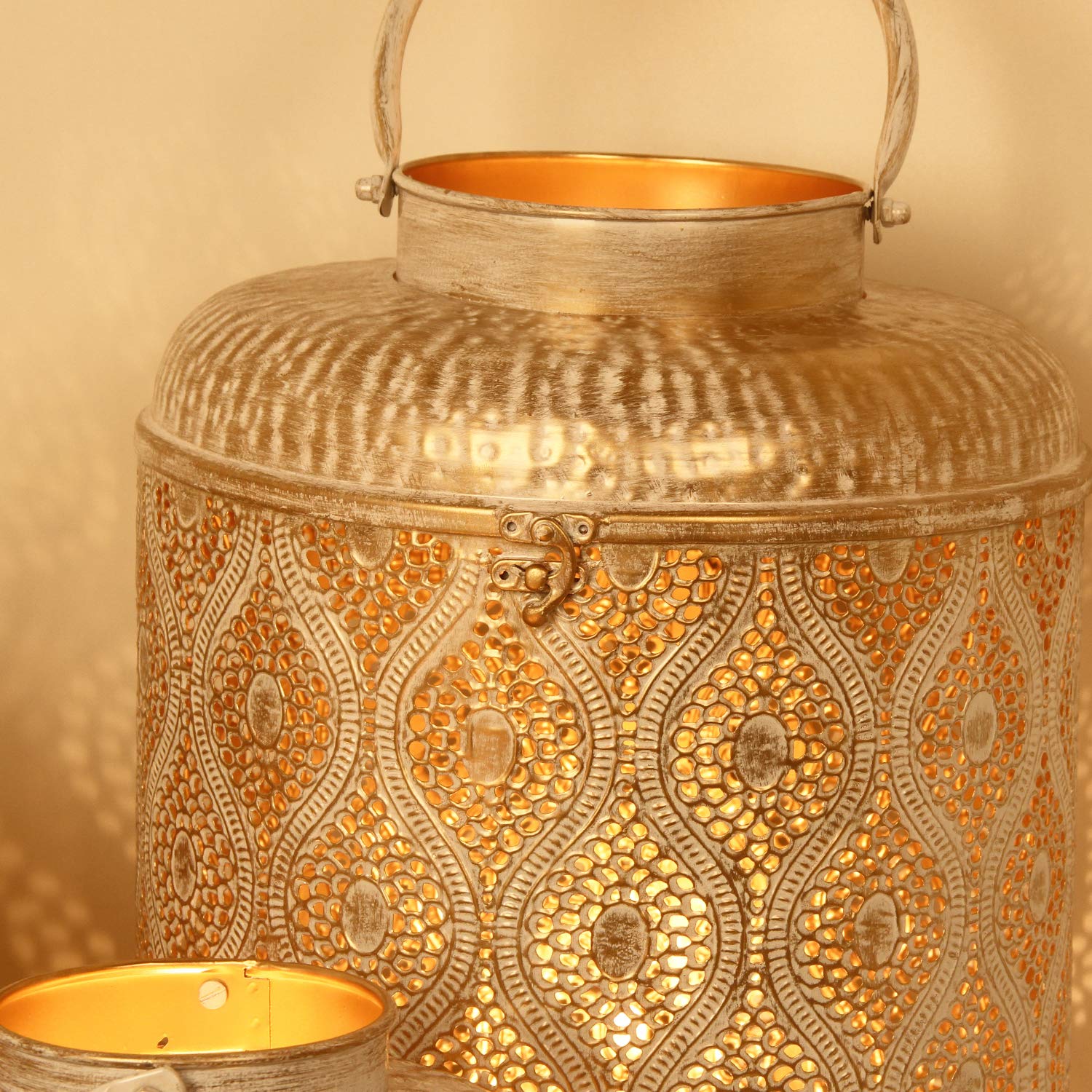 VELA LANTERNS Set di 3 lanterne marocchine per candele, in metallo blu e vetro, per pavimenti, decorazioni Ramadan e interni, patio esterno o veranda, matrimoni e feste