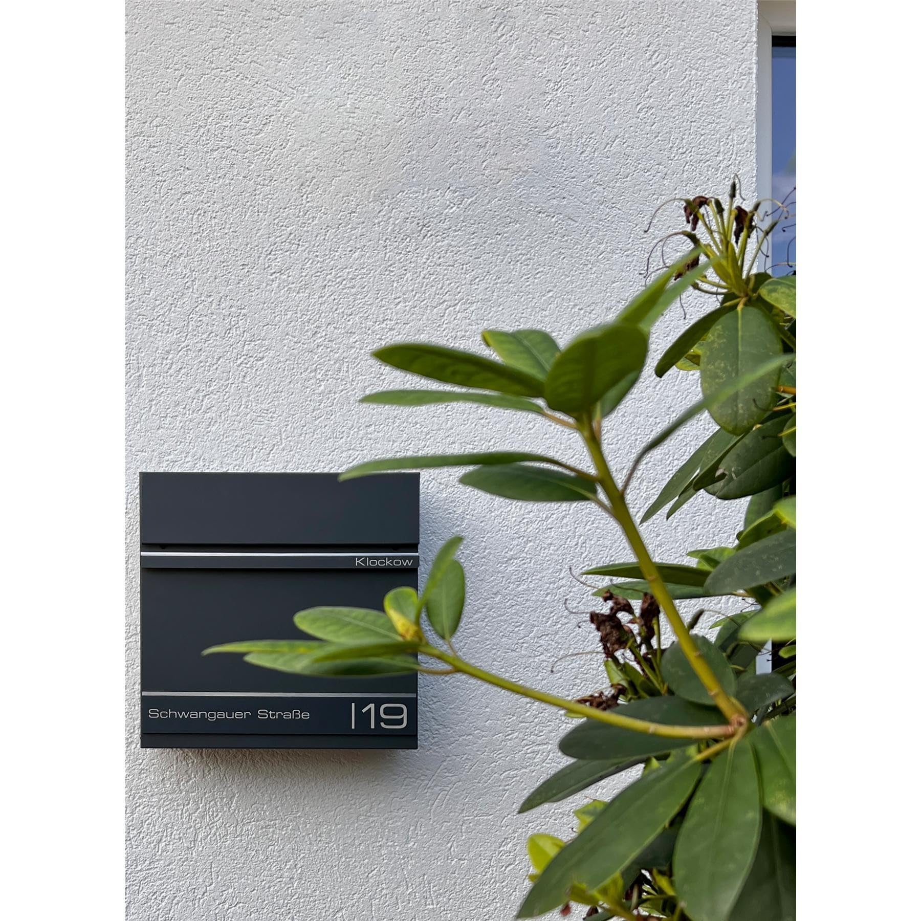 Metzler Briefkasten Personalisierbar Anthrazit RAL 7016 - mit Zeitungsfach - Wandbriefkasten mit Edelstahl Namensschild und Hausnummer Lesergravur - UV-beständig und Rostfrei (Mit Gravur) - Herrmann
