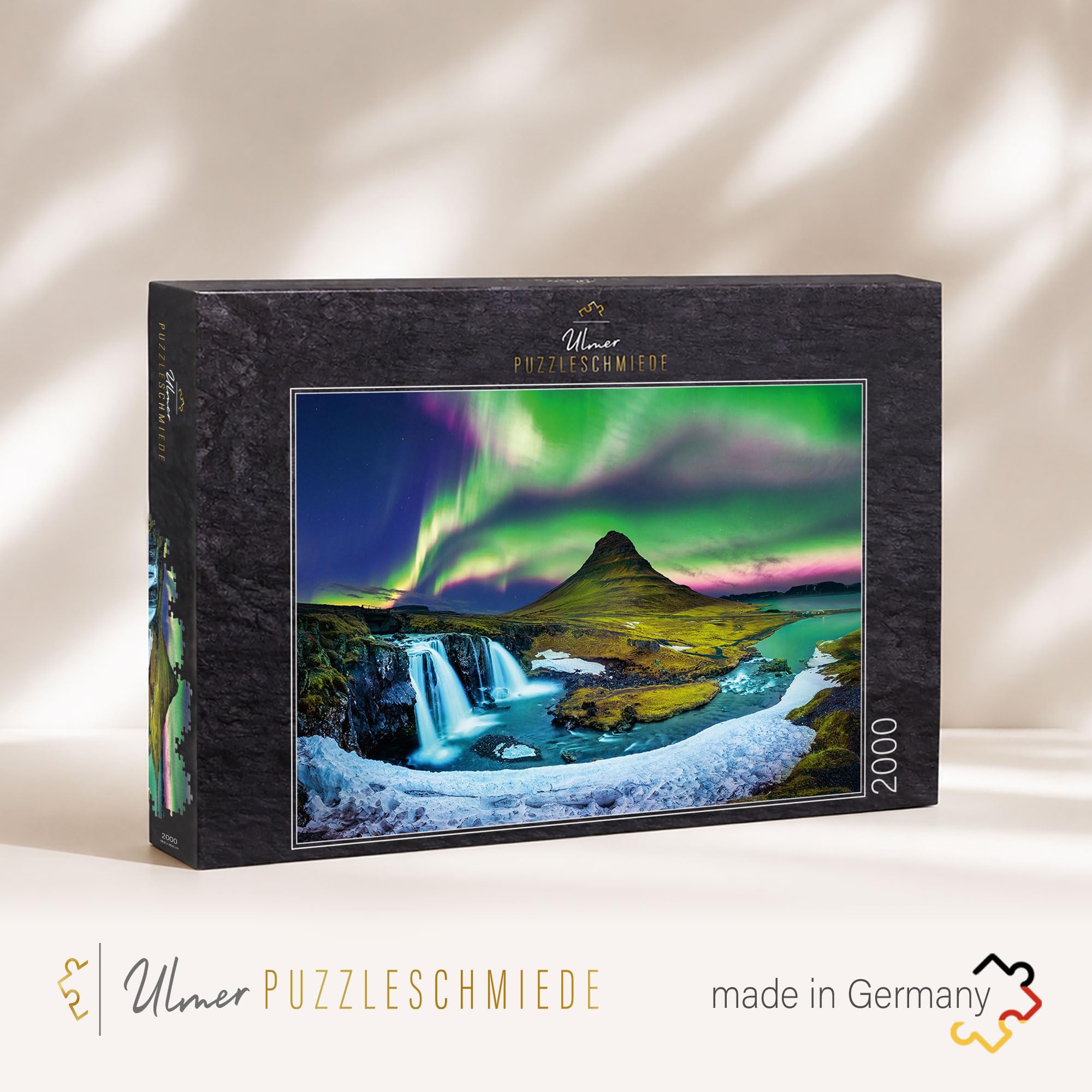 Ulmer Puzzleschmiede - Puzzle Islande « Montagne & Lumière » - 2000 Pièces - Aurores Boréales sur la Célèbre Montagne Kirkjufell - Paysage d'Islande