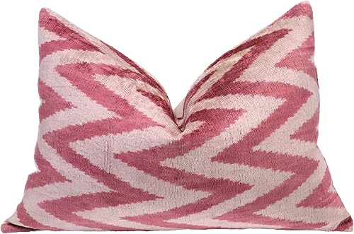 Canvello Almohada de terciopelo rosa de lujo hecha a mano con inserto de plumón, 16 x 24 pulgadas, patrón de cheurón, cojín decorativo para sala de