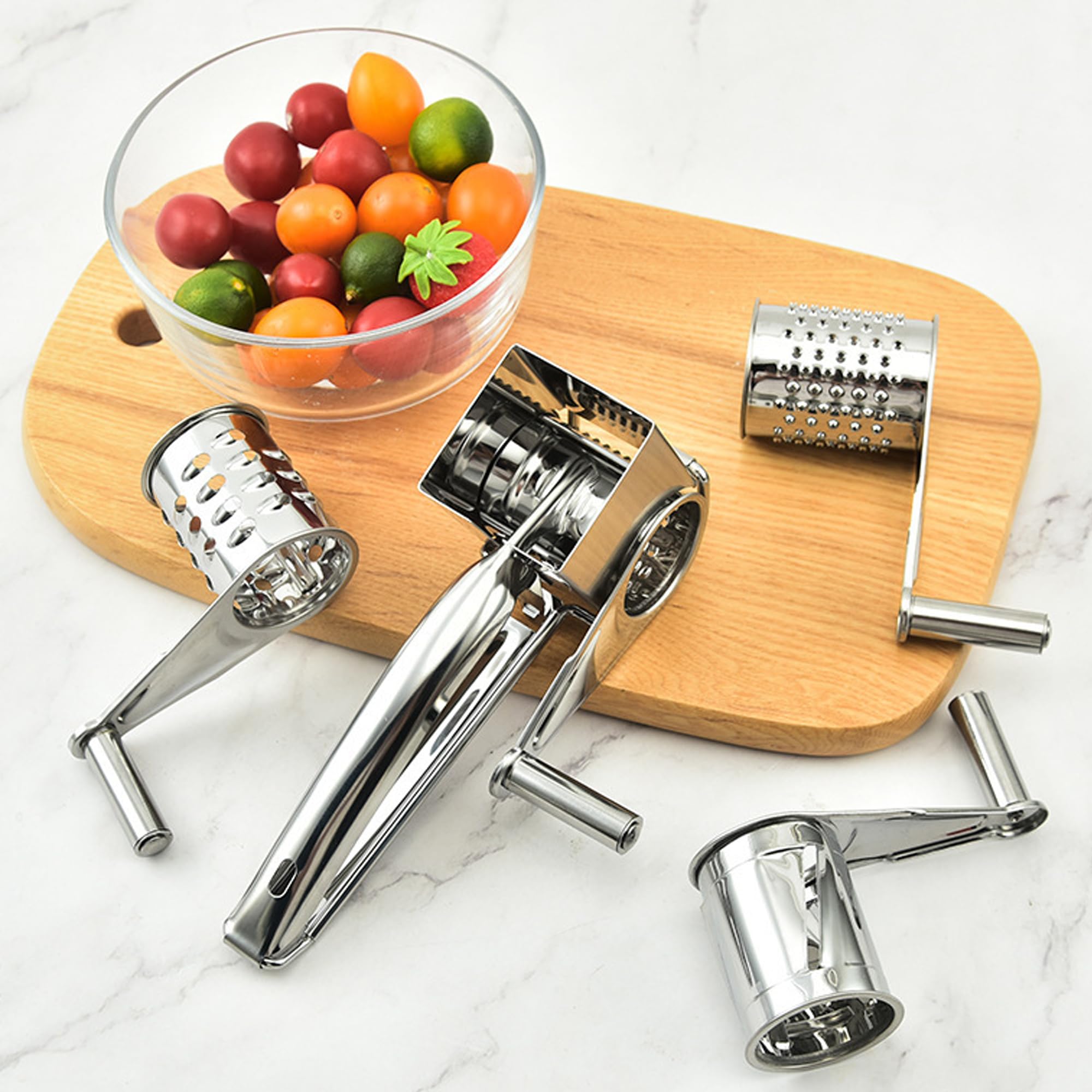 SUQ 4 in 1 Grattugia Formaggio, Grattugia Rotativa Portatile con Manico per Cucina con 3 Lame Sostituibili in Acciaio Inox, Grattugia Rotativa Manuale per Formaggio, Affettatrice per Verdure