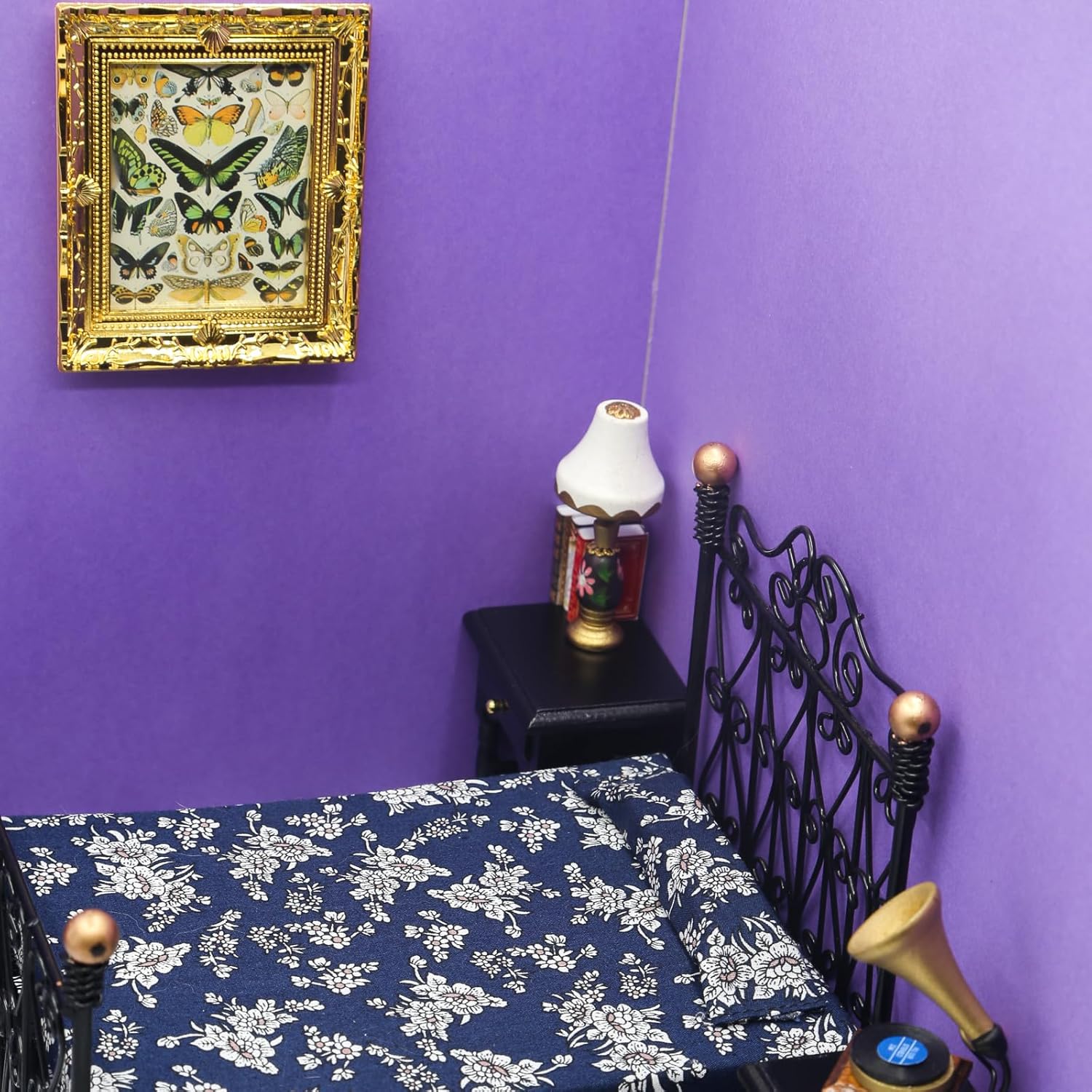 8Pcs 1:12 Dollhouse Bedroom Furniture Set Miniature Black Metal Bed with Bedding, Wooden Bedside Table, Lamp, Books, Murals for Master Bedroom Dollhouse Furniture Decorations Accessories