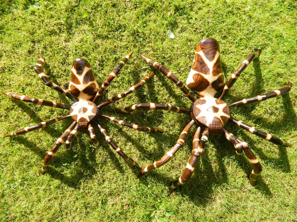 Thai Gifts Brown Wooden Spider Carving, Set Of 2 (40Cm & 60Cm) - Large Hanging Wall Art - Hand-Carved Decorative Spider Statue - Easy To Assemble - Handmade Sculpture For Spider Lovers - Halloween Inspired Home Decor