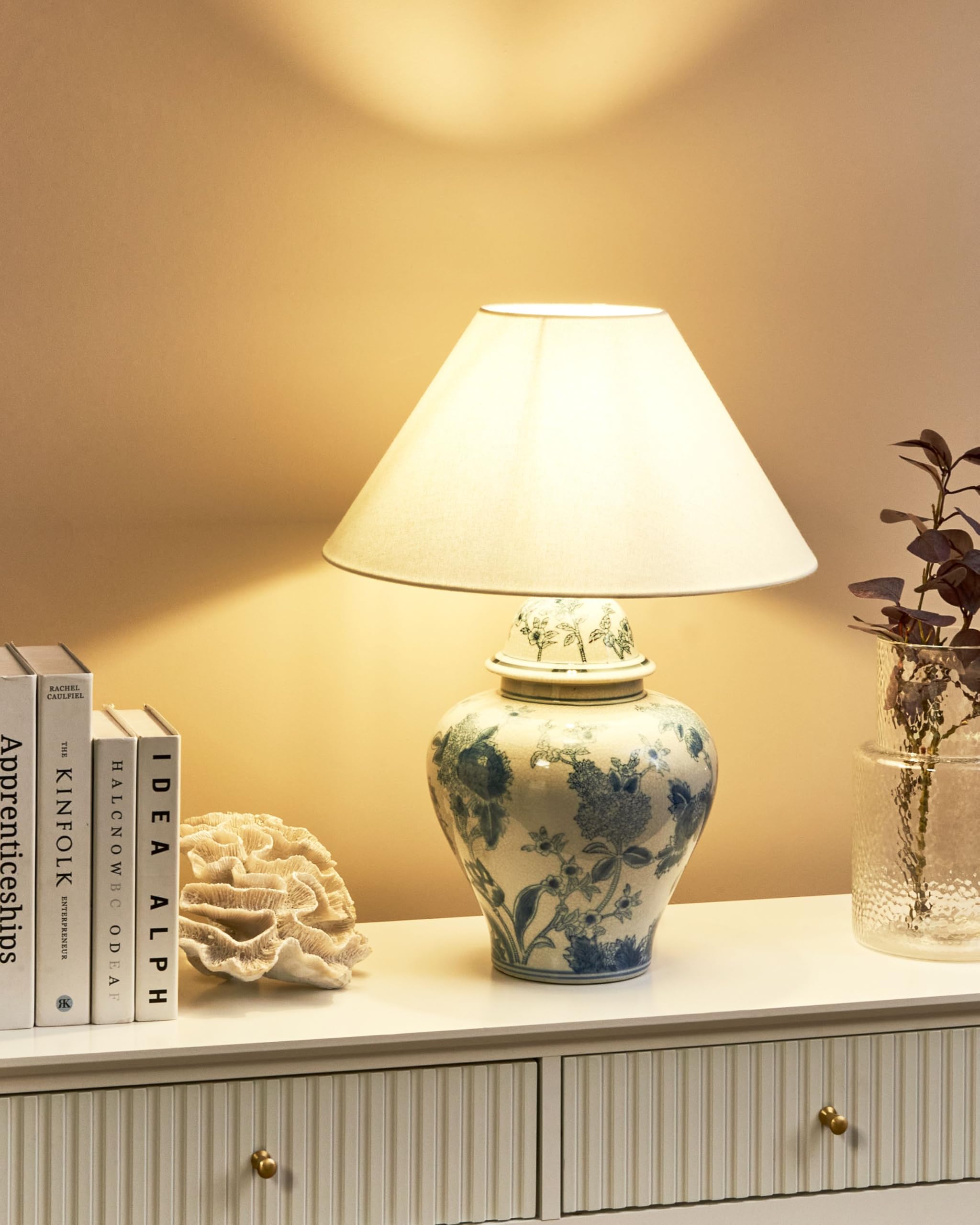 Beliani Elegante lampada da tavolo con base in porcellana Patten floreale Paralume a campana in lino Illuminazione bianco e blu