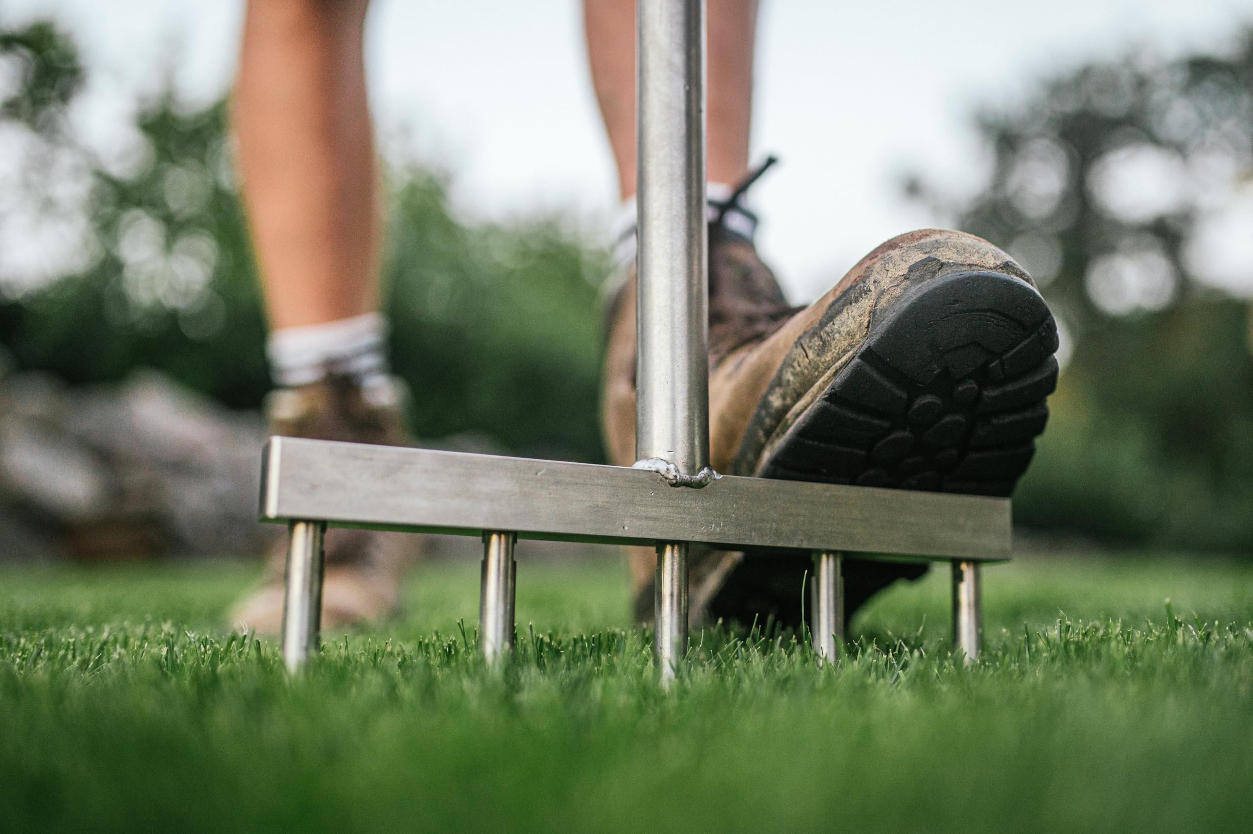 Rasenkralle Tiefenlocker Made in Germany – Manueller Rasenlüfter mit Vollspoons zur Bodenlockerung & Aerifizierung, Robustes Gartenwerkzeug gegen Bodenverdichtung für gesunden dichten Rasen