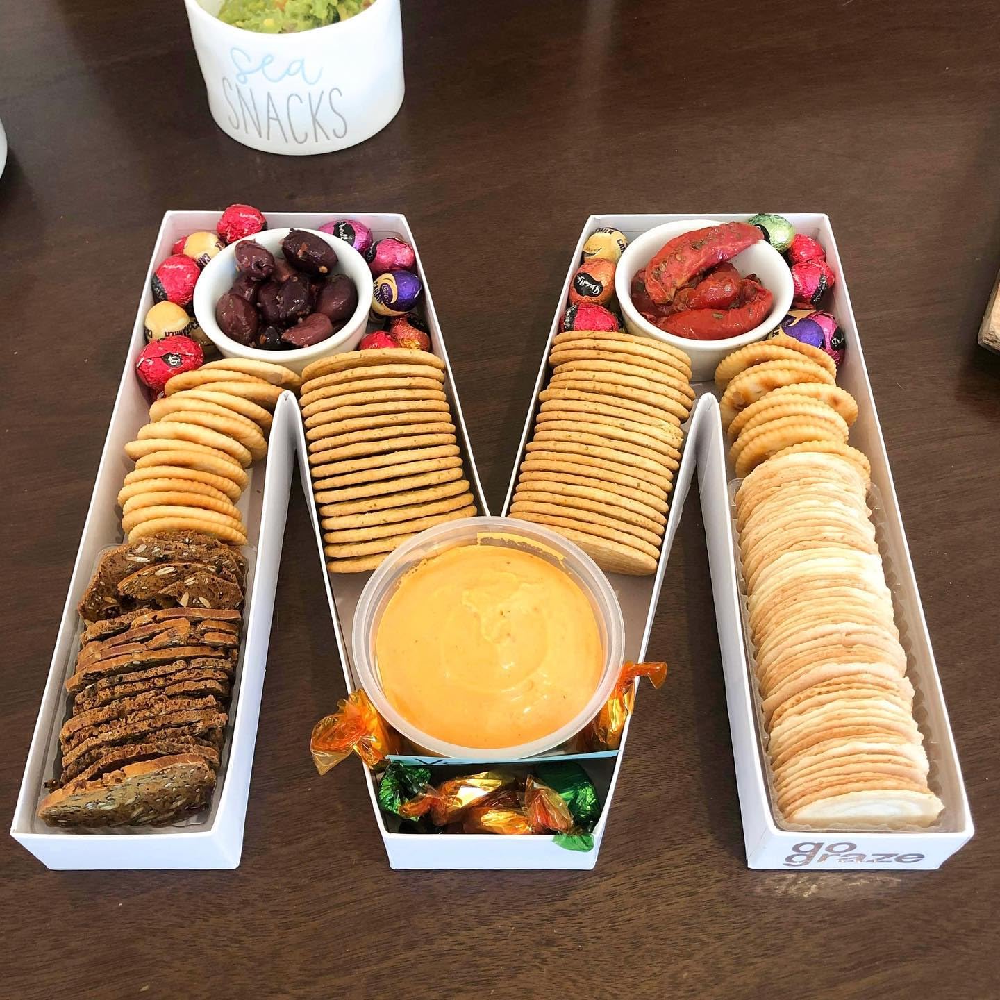 Letter M Shaped Tray Cardboard Food Sweet Container Box Paper Mache Charcuterie Board With Box And Clear Cover