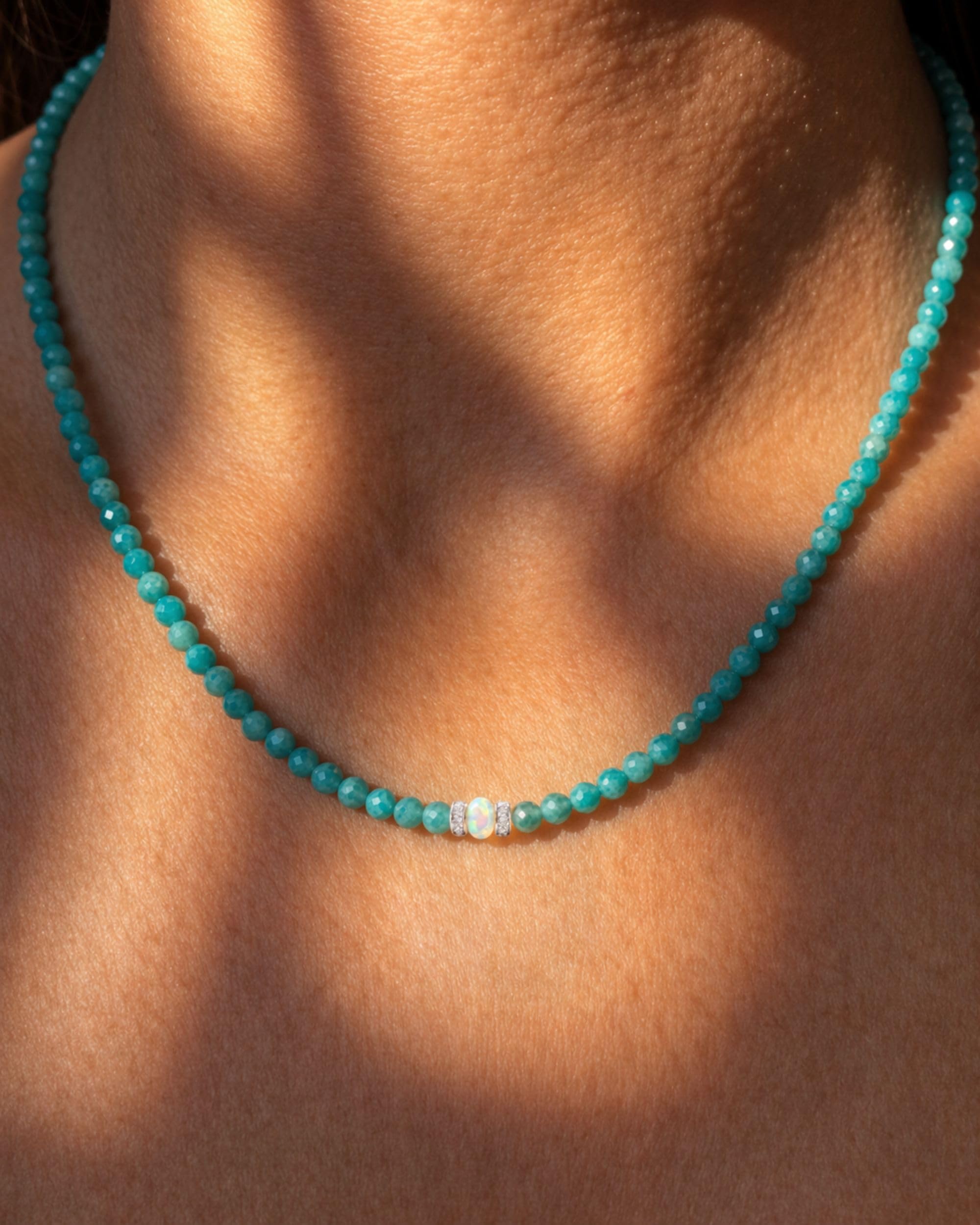 Halskette aus Naturstein und Opal für Damen - Handgefertigt aus 925er Sterling Silber, Verstellbarer Verschluss für Stressabbau und Alltagstragen - 45 cm, Geschenkbereit