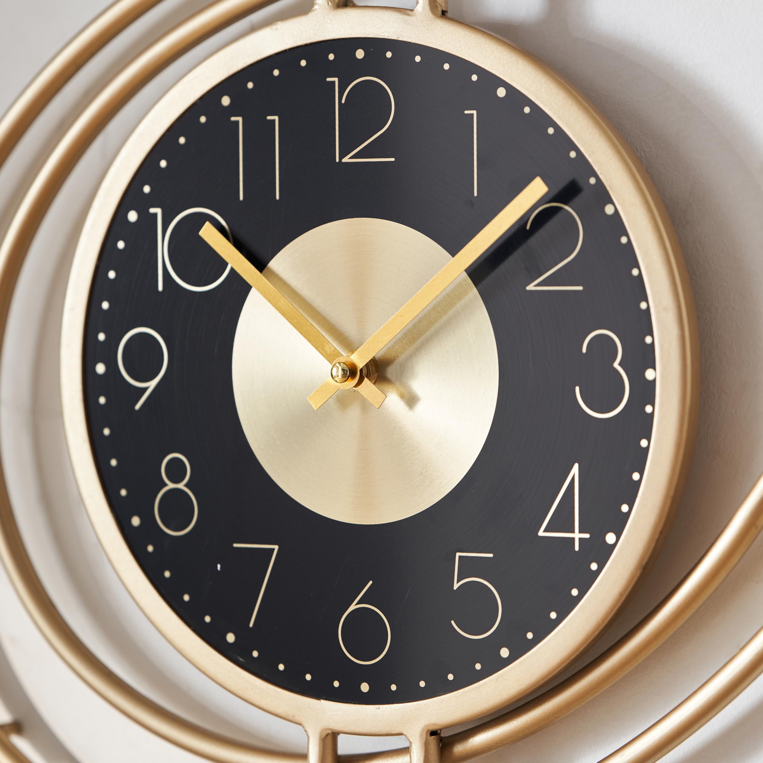 K&L Wall Art 54cm große goldene Wanduhr für Wohnzimmer Uhr ohne Tickgeräusche Metalluhr Schwarz Gold Wanduhren Goldoptik