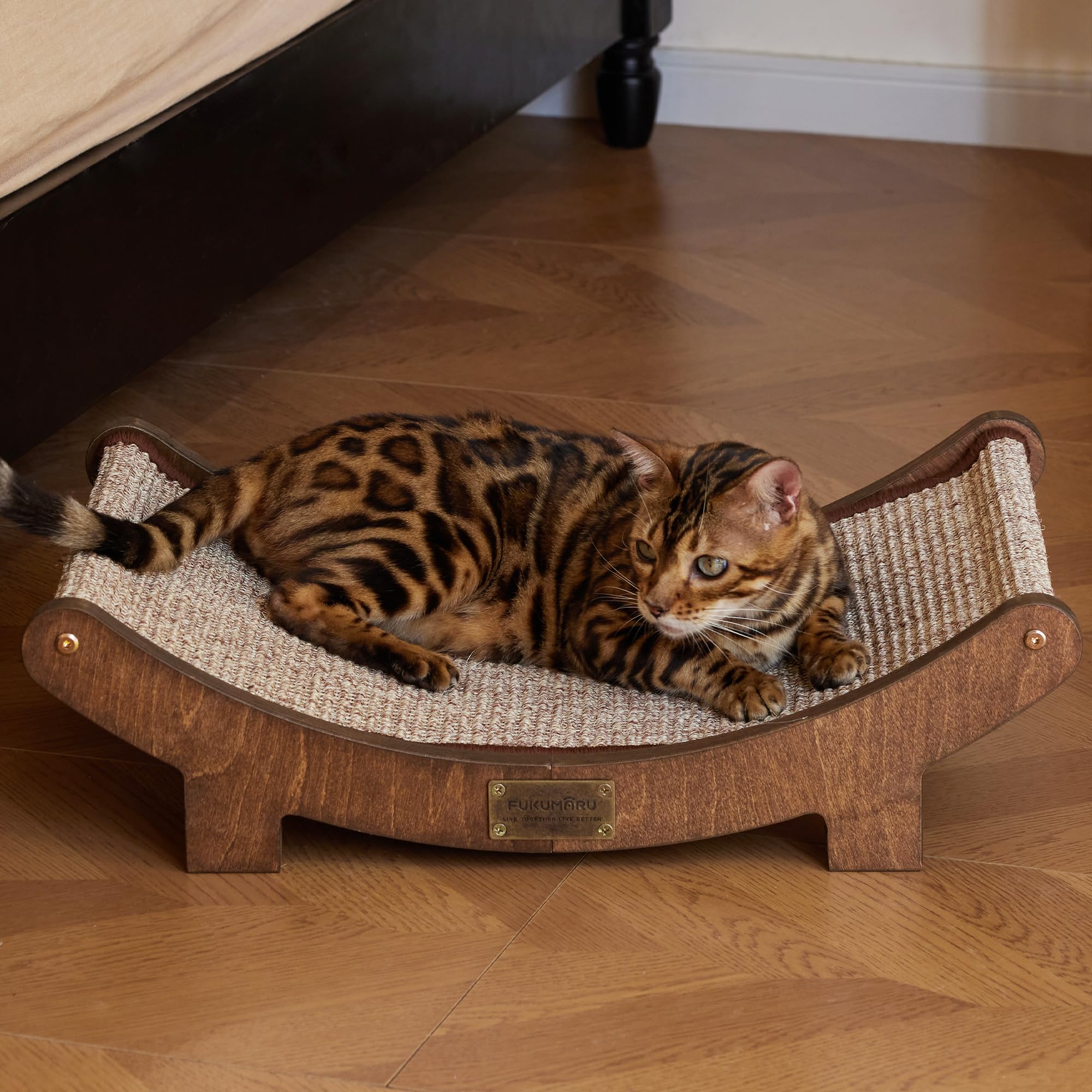 FUKUMARU Rascador de sisal en Madera, 60 cm Cama rascadora Robusta para Gatos domésticos, Hamaca de sisal 100% Natural, Base de Madera Maciza para Dormir y rascar uñas (Acabado Nogal)