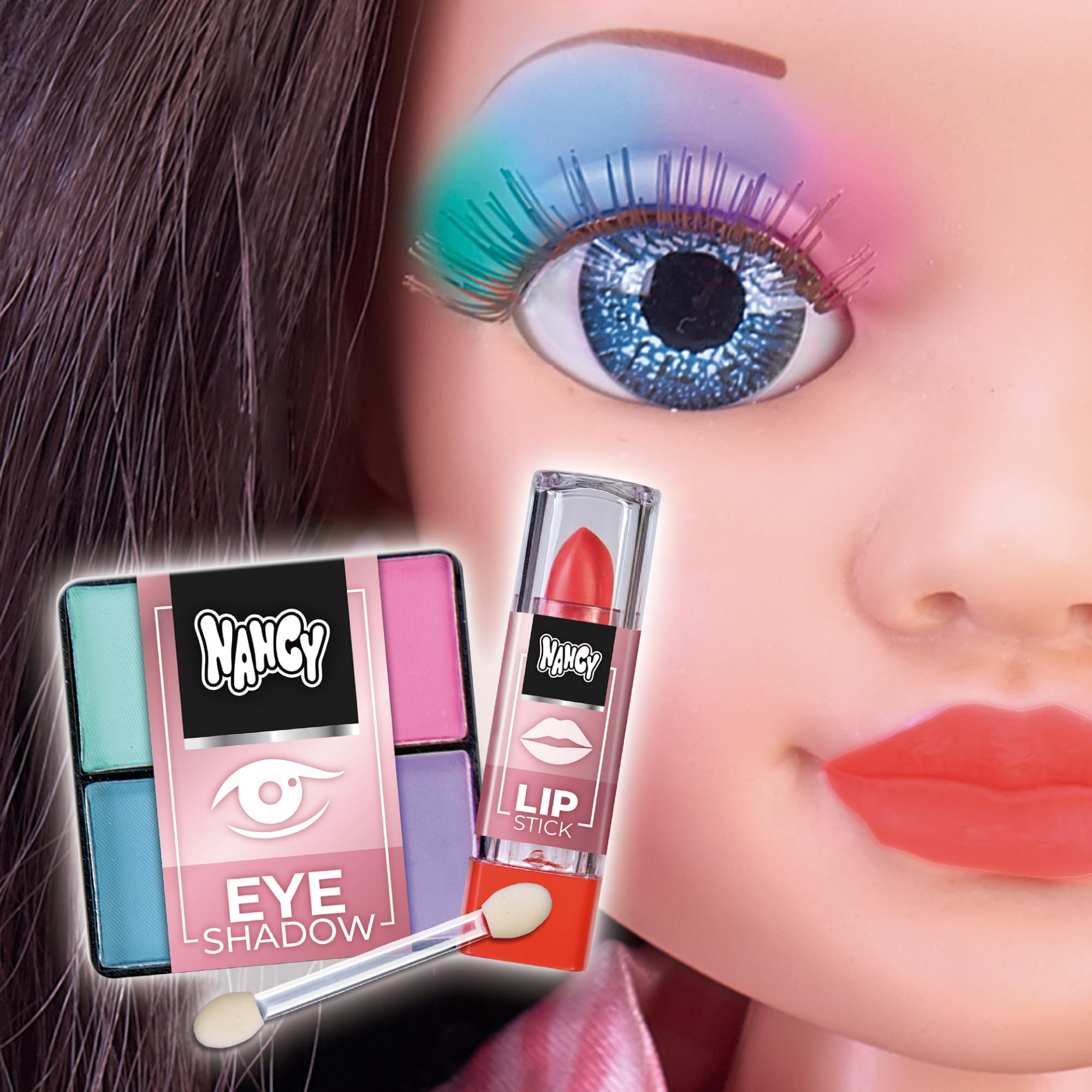 Nancy Beauty Fridge, Puppe, vorbereitet für eine Schönheitsroutine, Make-up-Zubehör mit Kühlschrank, kühlt wirklich mit Einer Eisplatte, ab 3 Jahren, Berühmte (NAC74000)
