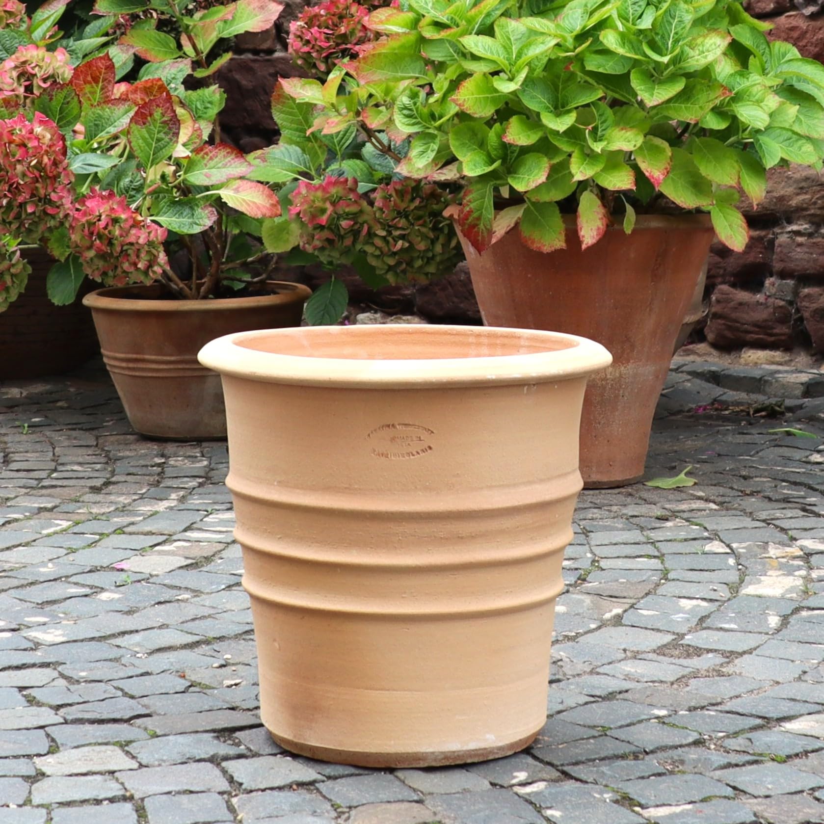 Handgefertigter Blumentopf „Aster“ aus Terracotta, 40 cm hoch, frostfest & winterhart. Mit Auslaufloch für optimale Drainage – ideal für Garten, Balkon & Terrasse, mediterranes Design.