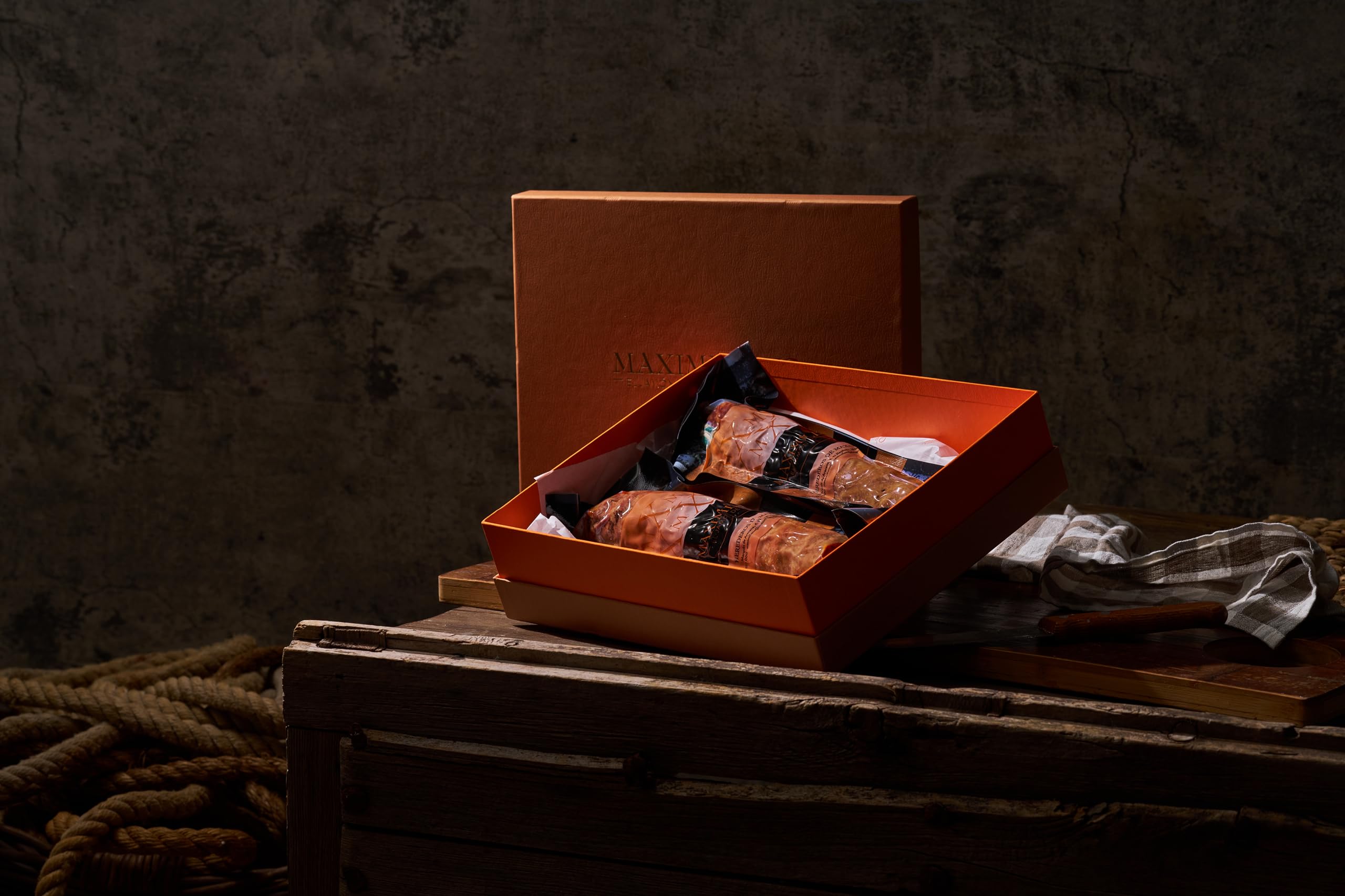 Maximiliano - Surtido de Embutidos - 3 Piezas de 1 kg - Pack Degustación de Lomo, Chorizo y Salchichón - Curación Mayor de 6 Meses - Sabor Artesanal y Tradicional - Incluye Caja de Regalo