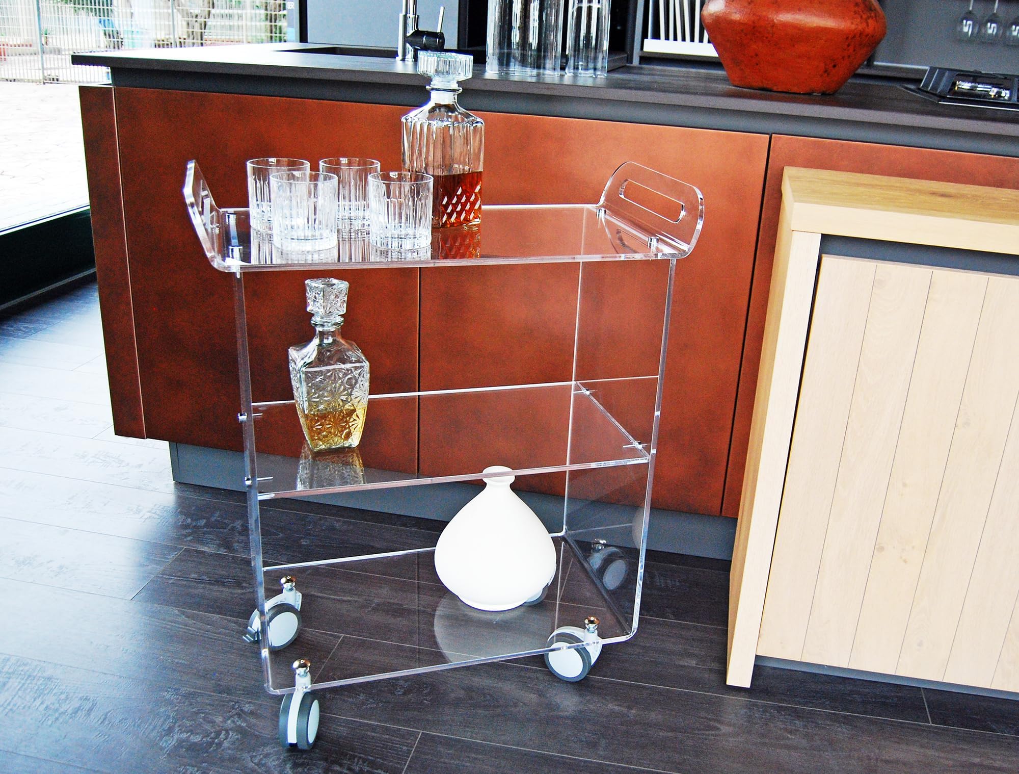 Slato Newman ⎪ Carrello con ruote da Soggiorno, Cucina, Portavivande, Vetrinetta Mobile di design a tre ripiani in cristallo acrilico Made in Italy, cm. L.71 x P.33 x H79