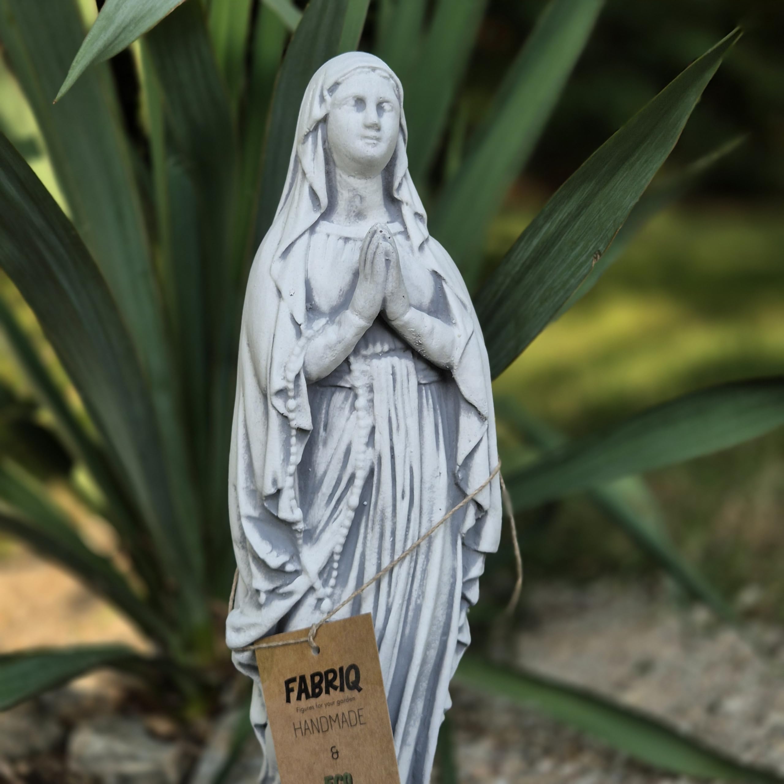 FABRIQ Madonna Statue de Vierge Marie en pierre coulée de 38 cm, 2 kg, résistante aux intempéries et peinte à la main, figurine de Vierge catholique pour jardin, église et maison